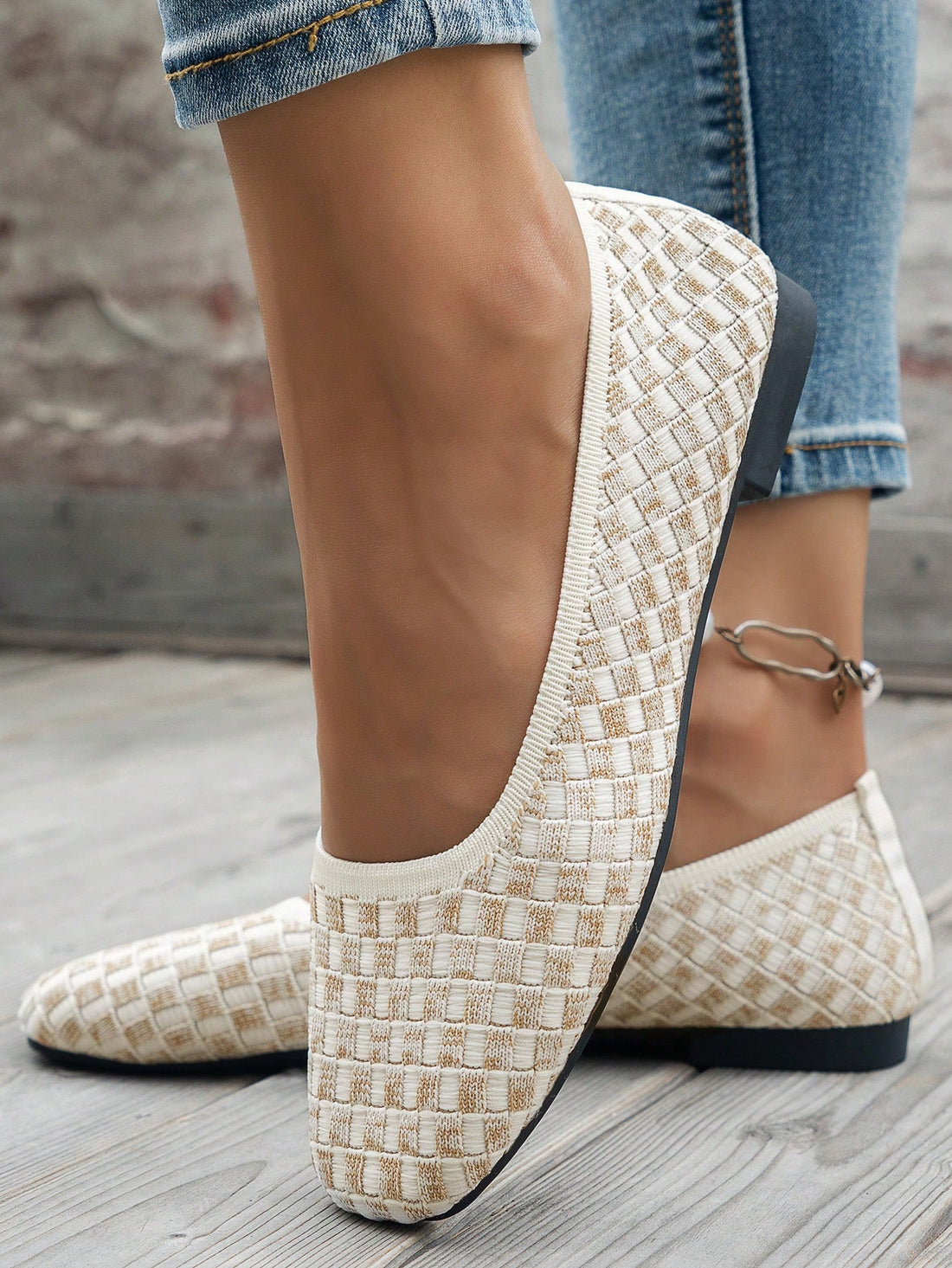 Introducing our Breathable Plaid Loafers: the must-have shoe for summer and autumn. Made with breathable materials, these loafers will keep your feet cool and comfortable in any weather. Perfect for any occasion and versatile for all your outfits.