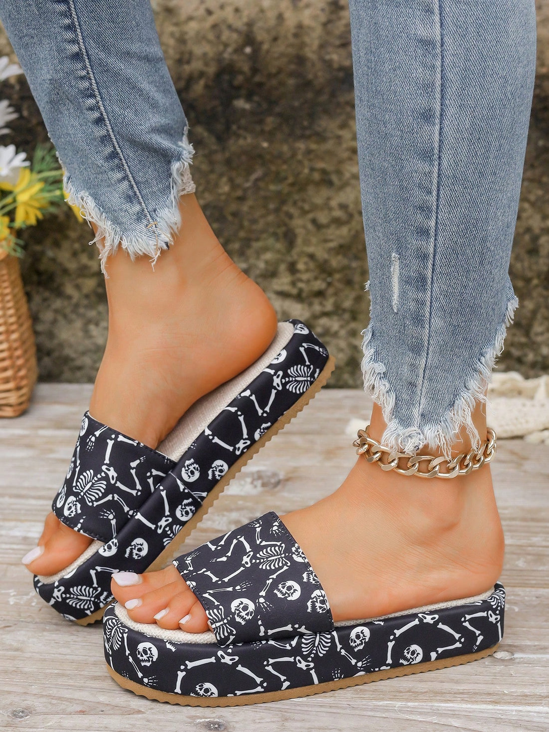 These expertly crafted flip flops combine style and function. The embroidered design adds a touch of sophistication, while the thick soles provide the perfect balance of comfort and durability. With anti-slip technology, you can confidently walk on any surface.