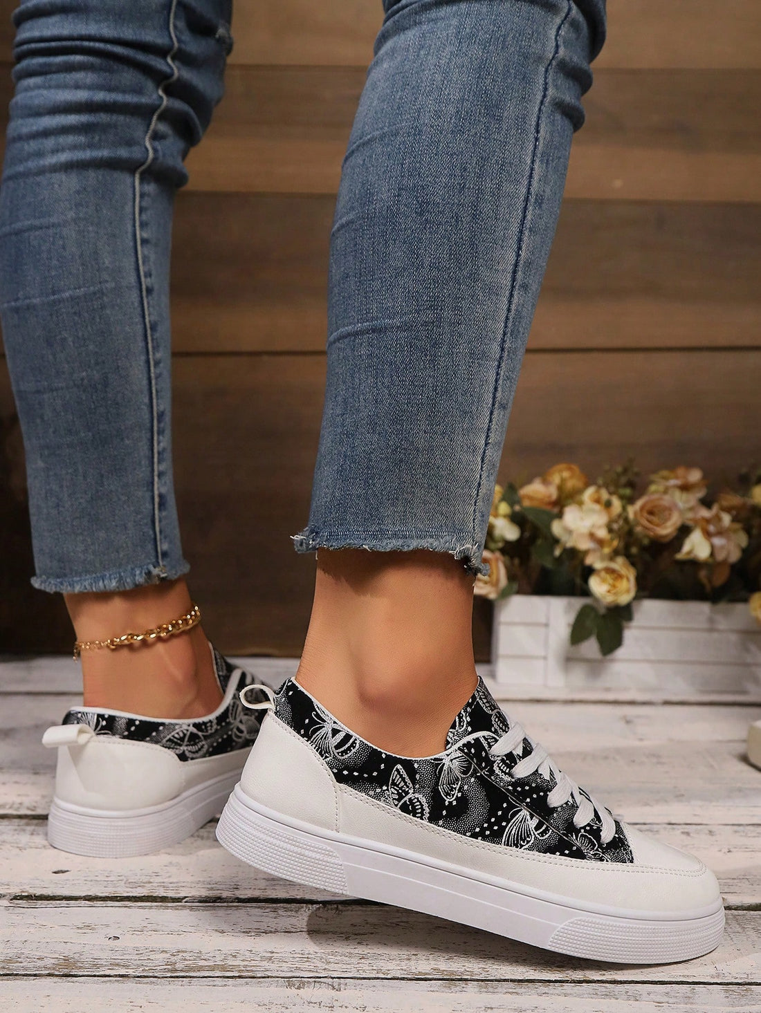 Experience the perfect blend of European and American style with our 2024 Spring Collection White Sneakers. Combining fashion and comfort, these sneakers will elevate your look to a whole new level. Step into spring with confidence and style with our must-have sneakers.