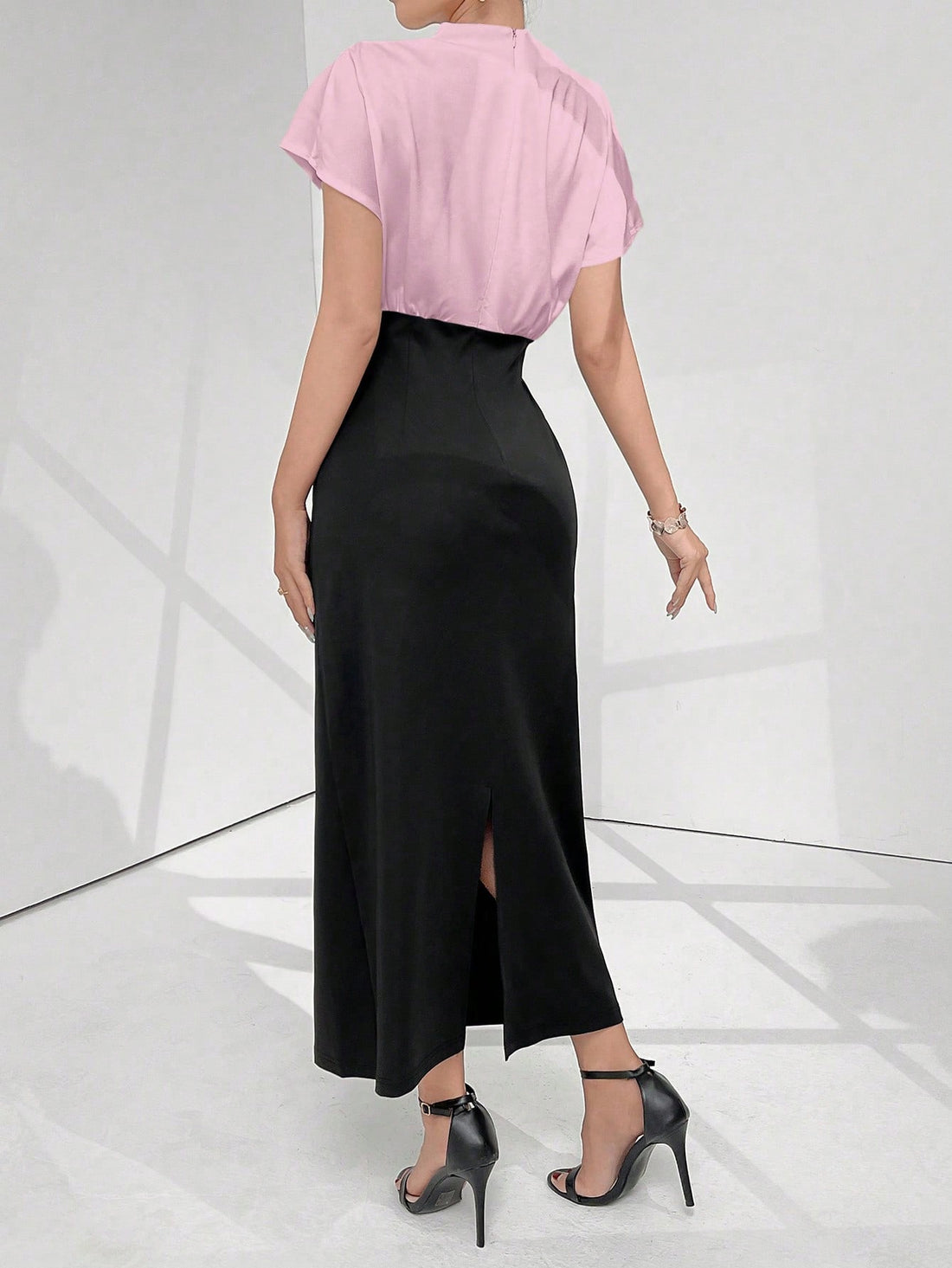 Indulge in effortless elegance with this stunning batwing sleeve dress that features a two-tone design and stylish split back. Perfect for any formal occasion, its ruched details add a touch of sophistication. Look and feel your best with this must-have dress.