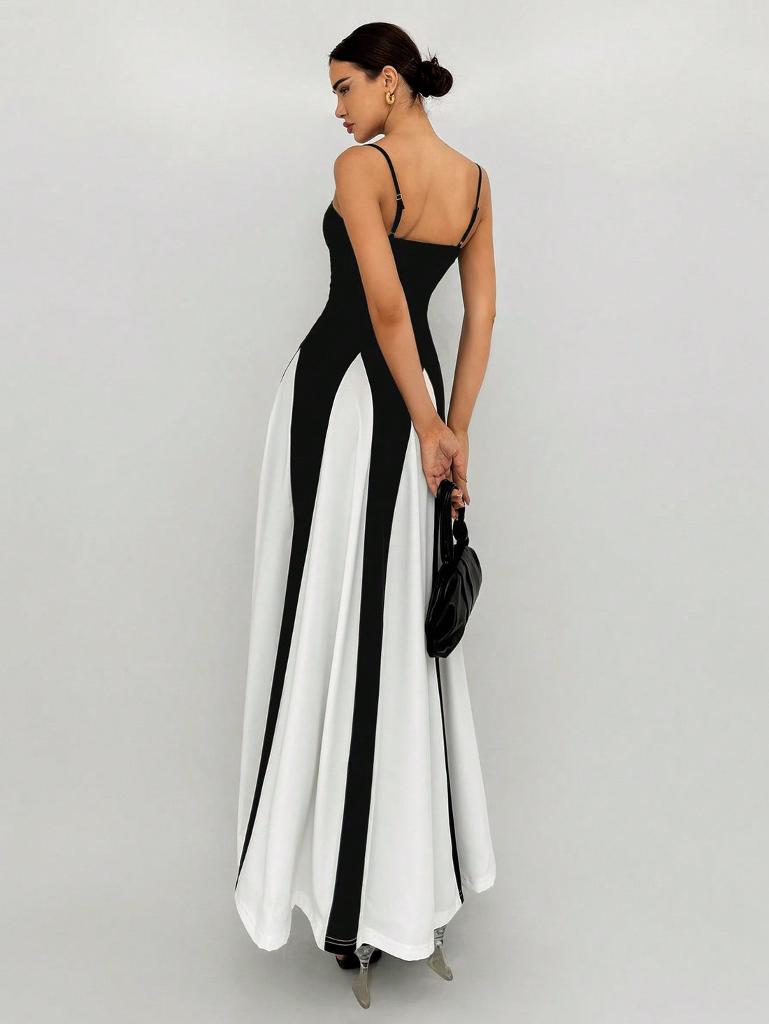 This Elegant Spaghetti Straps Sweetheart Dress is perfect for any occasion, from dating to cocktail parties. Featuring a flattering sweetheart neckline and delicate spaghetti straps, this dress exudes elegance and sophistication. Feel confident and stylish in this versatile and timeless piece.