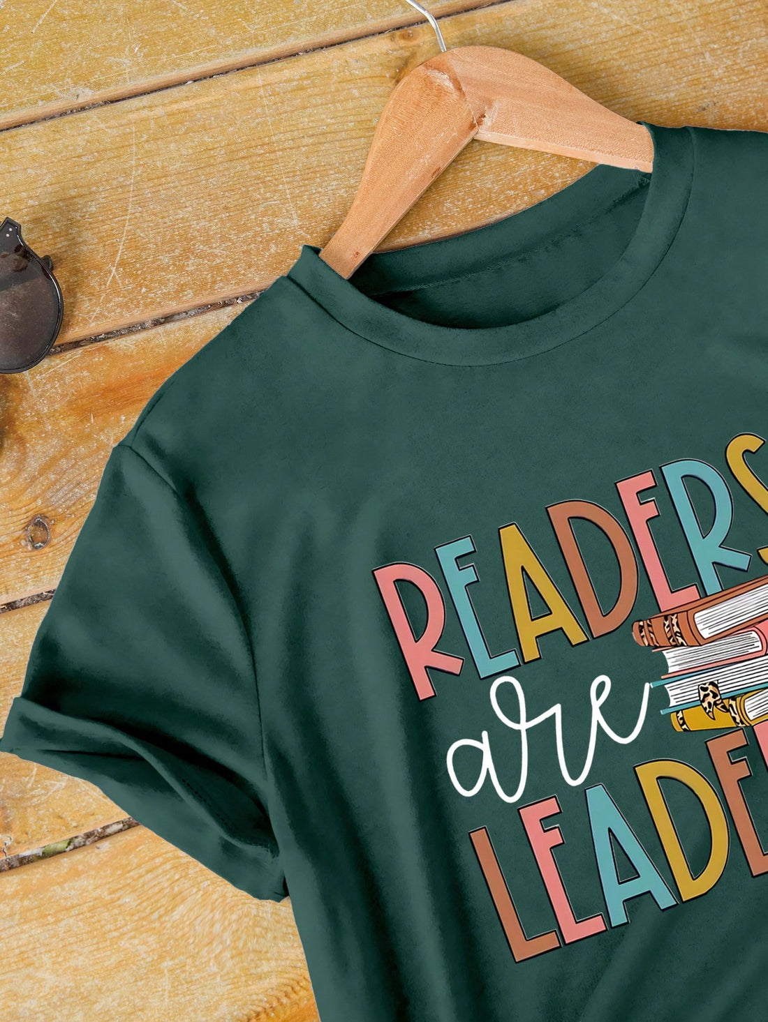 This Summer Vibes t-shirt is made with a round neck and short sleeves for a casual and comfortable fit. The playful print adds a touch of personality to any outfit, perfect for a relaxed summer look. Made from high-quality materials, it offers both style and comfort.
