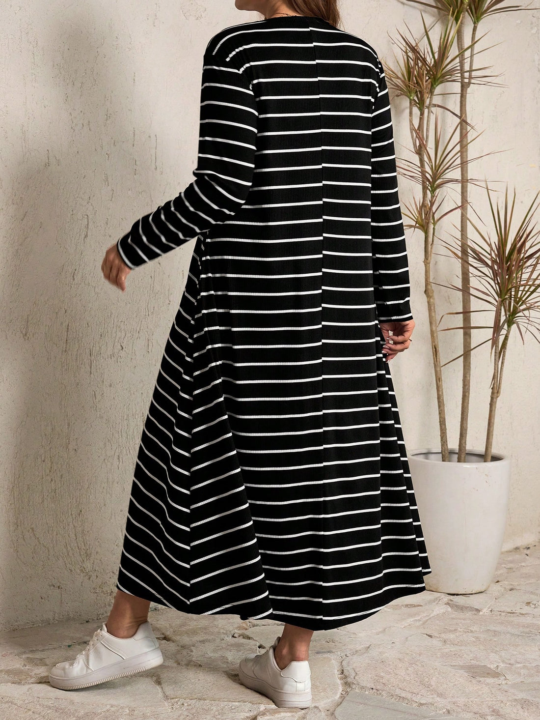 Step out in style with this Chic Plus Size Long Sleeve Striped Dress, designed to combine comfort and flair effortlessly. The flattering stripes and roomy pockets make getting ready a breeze and keep your essentials close. Perfect for those days when you want to look fabulous without any fuss!