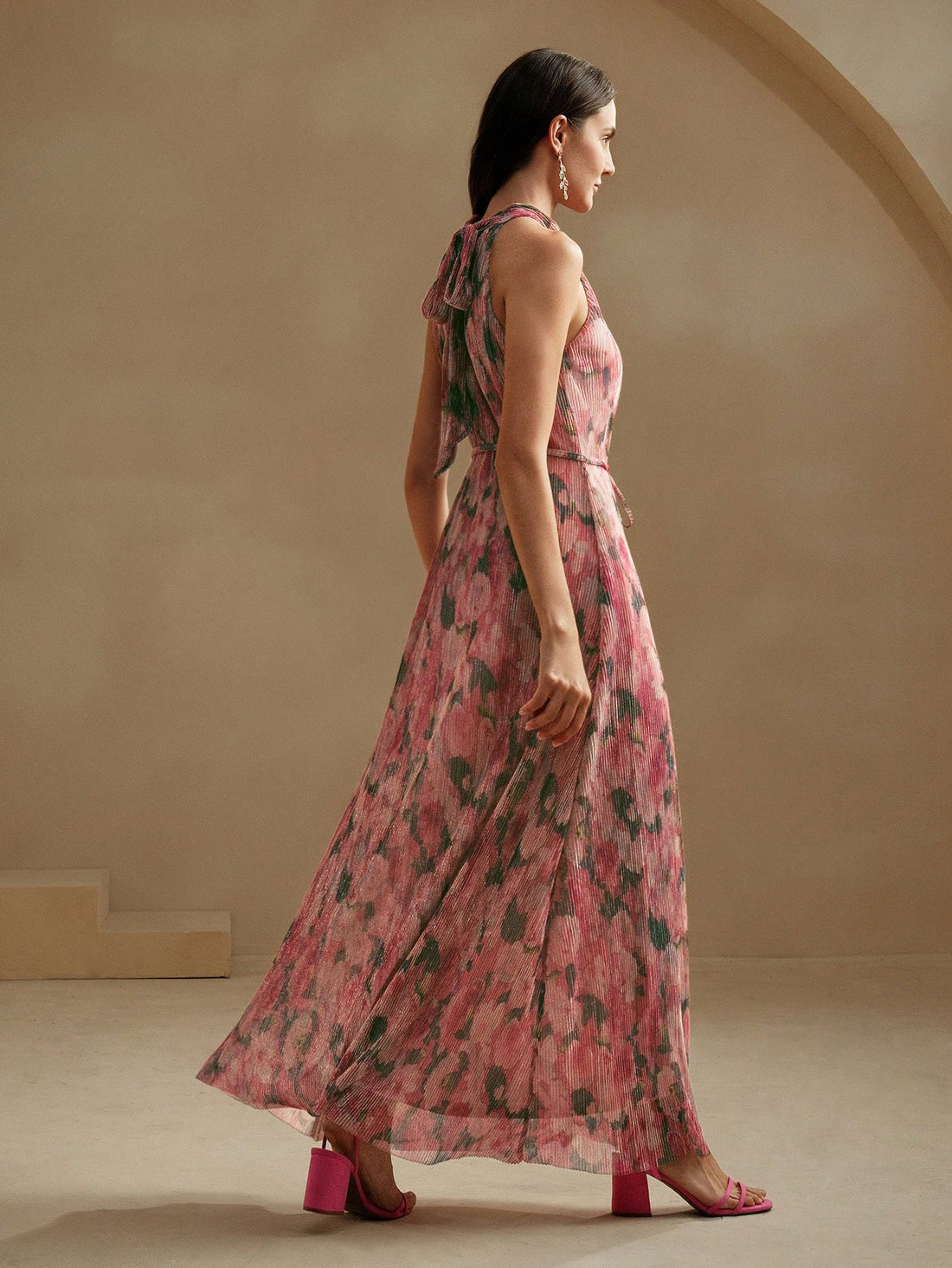 Get ready to turn heads in this Chic Blue Floral Pleated Halter Neck Dress! The vibrant blue floral print is both chic and playful, and the halter neck adds a touch of subtle sophistication. With its pleated skirt and versatile design, this dress is perfect for any occasion. Be the talk of the town in this unique and stylish dress.