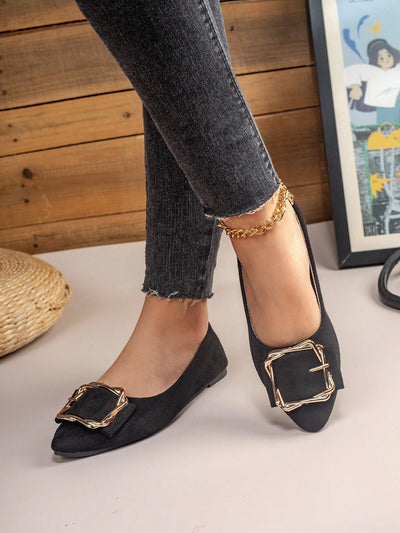 Stylish Plus-Size Suede Flat Shoes with Buckle Closure for Casual Versatility