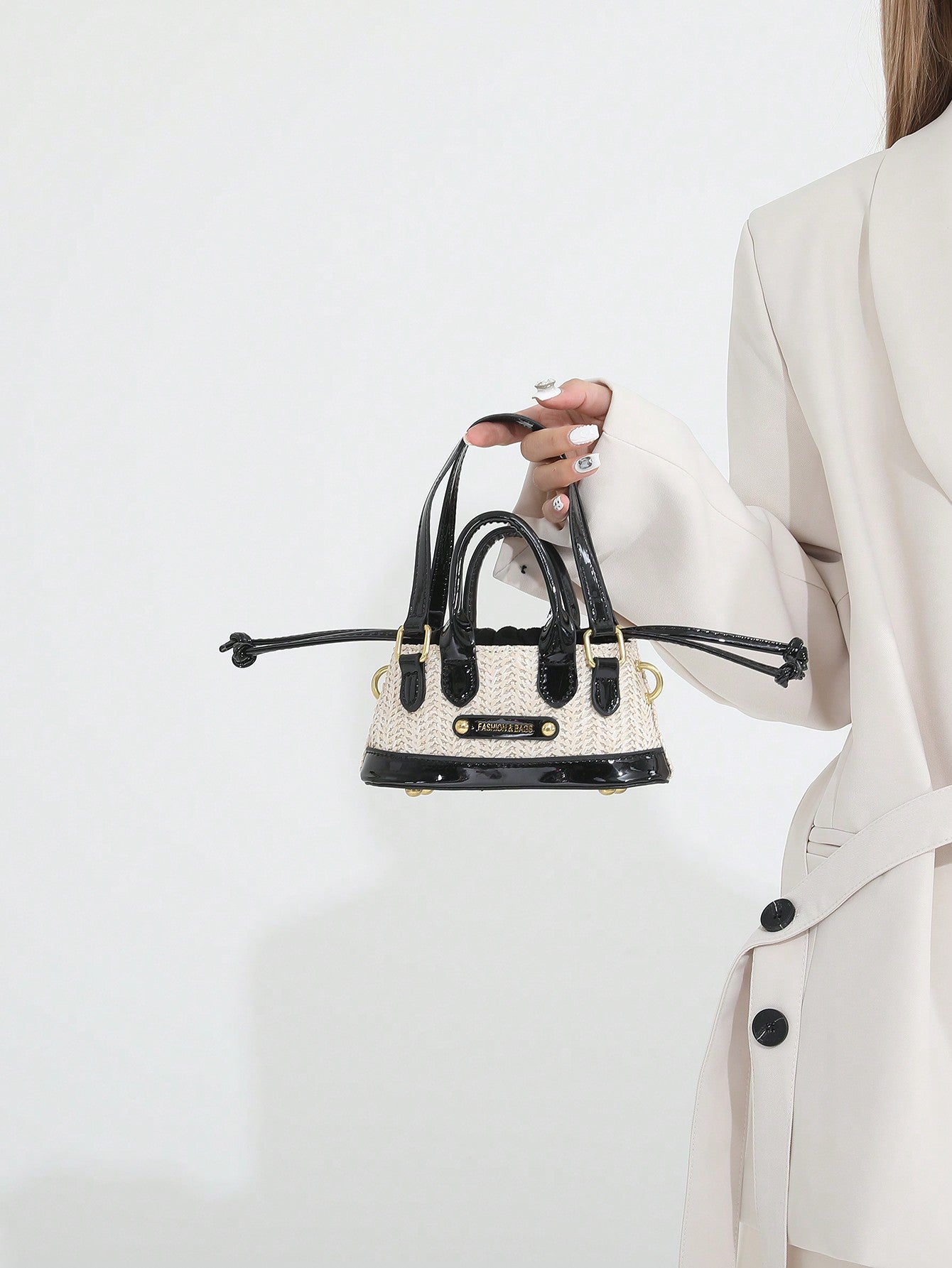 Introducing the Glamorous Multifunctional Mini Lipstick Bag, the ultimate vacation and gift essential. This compact bag is designed to hold up to 6 lipsticks and can also be used to store other small items.