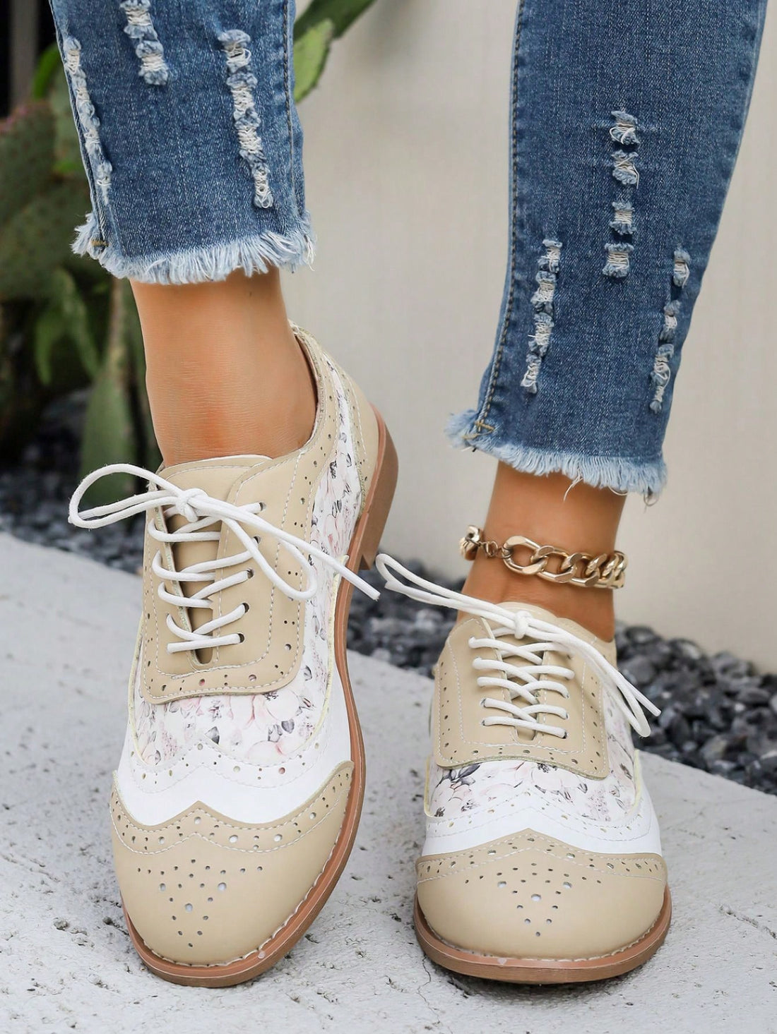 Experience the ultimate comfort with our Retro Style Color Block Round Toe Sneakers for 2024. These sneakers feature an innovative design that combines retro style with modern technology, providing superior comfort for your feet. Get ready to step into the future with these must-have shoes.