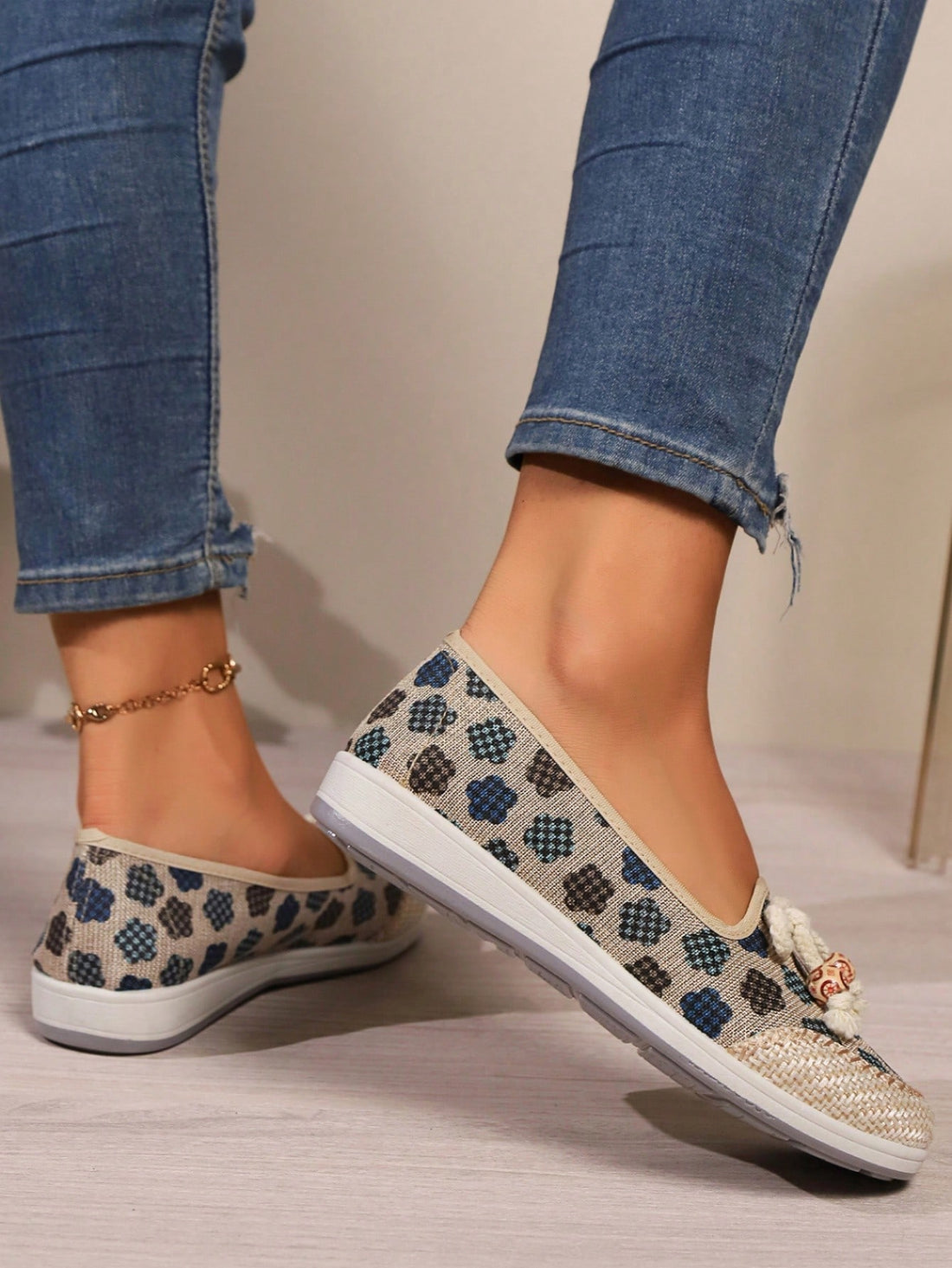 These stylish slip-on flats for women feature a chic bowknot flower design, making them perfect for summer and autumn. The slip-on style allows for easy and comfortable wear, while the bowknot adds a touch of elegance. Elevate your summer and autumn outfits with these trendy flats.