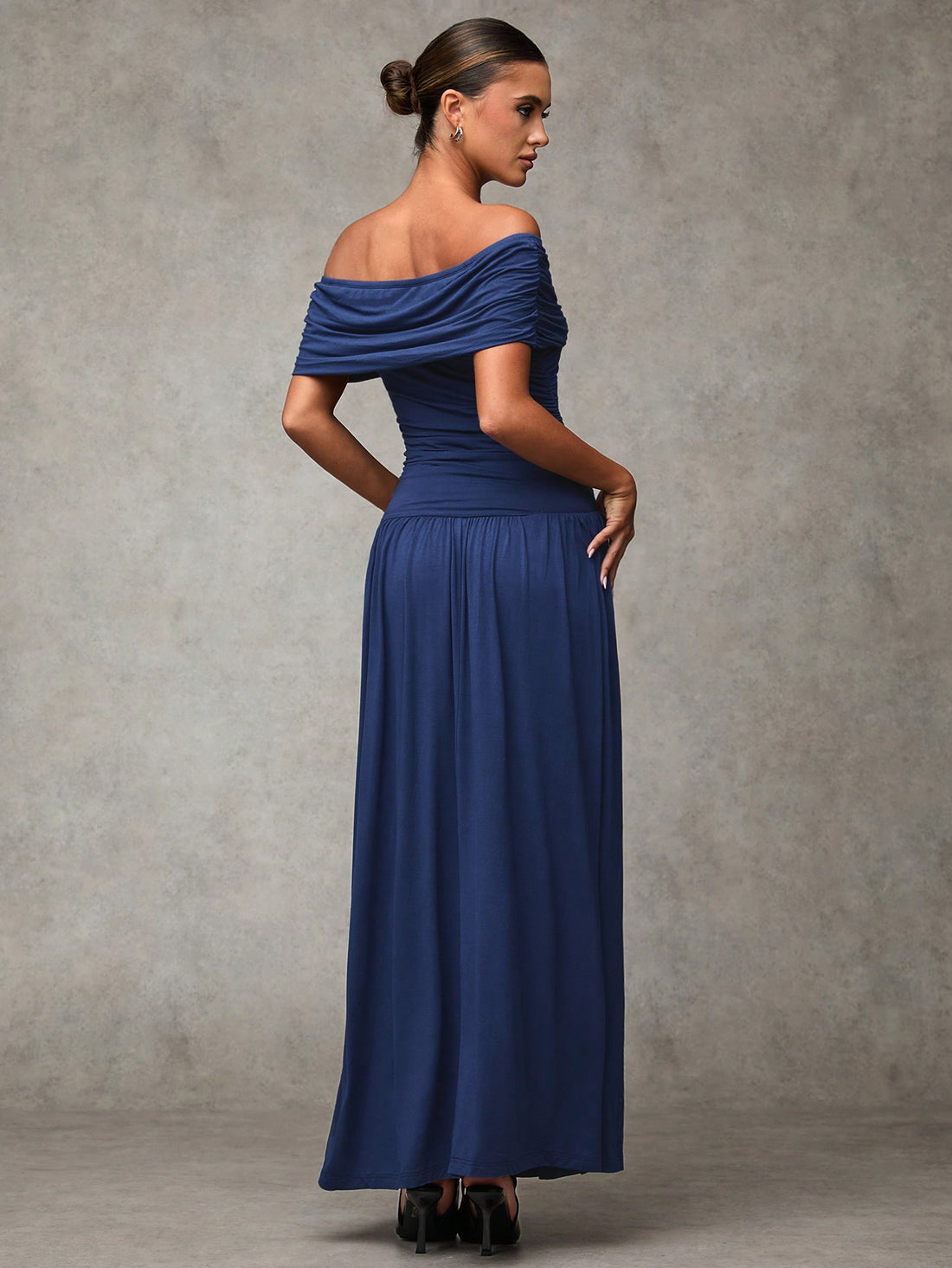 This chic midi dress in dark blue and light blue is perfect for fall. The off-shoulder style and pleated design make it ideal for both casual streetwear and office outfits. Look effortlessly stylish and comfortable in this versatile piece. (Your fall wardrobe will thank you!)