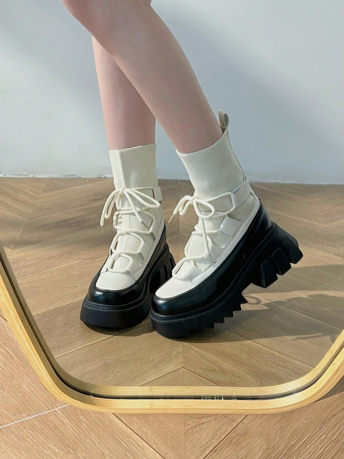 These chic platform boots are the perfect addition to any fashionable rider's wardrobe. The sleek white design adds a touch of winter wonderland magic, while the platform provides extra height and stability. Perfect for both riding and walking, these boots are a must-have for any rider looking to elevate their style.
