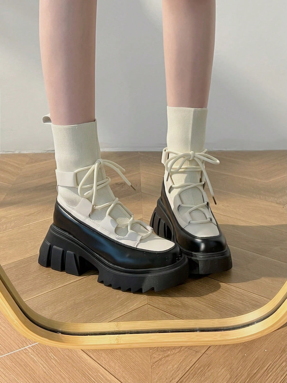 These chic platform boots are the perfect addition to any fashionable rider's wardrobe. The sleek white design adds a touch of winter wonderland magic, while the platform provides extra height and stability. Perfect for both riding and walking, these boots are a must-have for any rider looking to elevate their style.