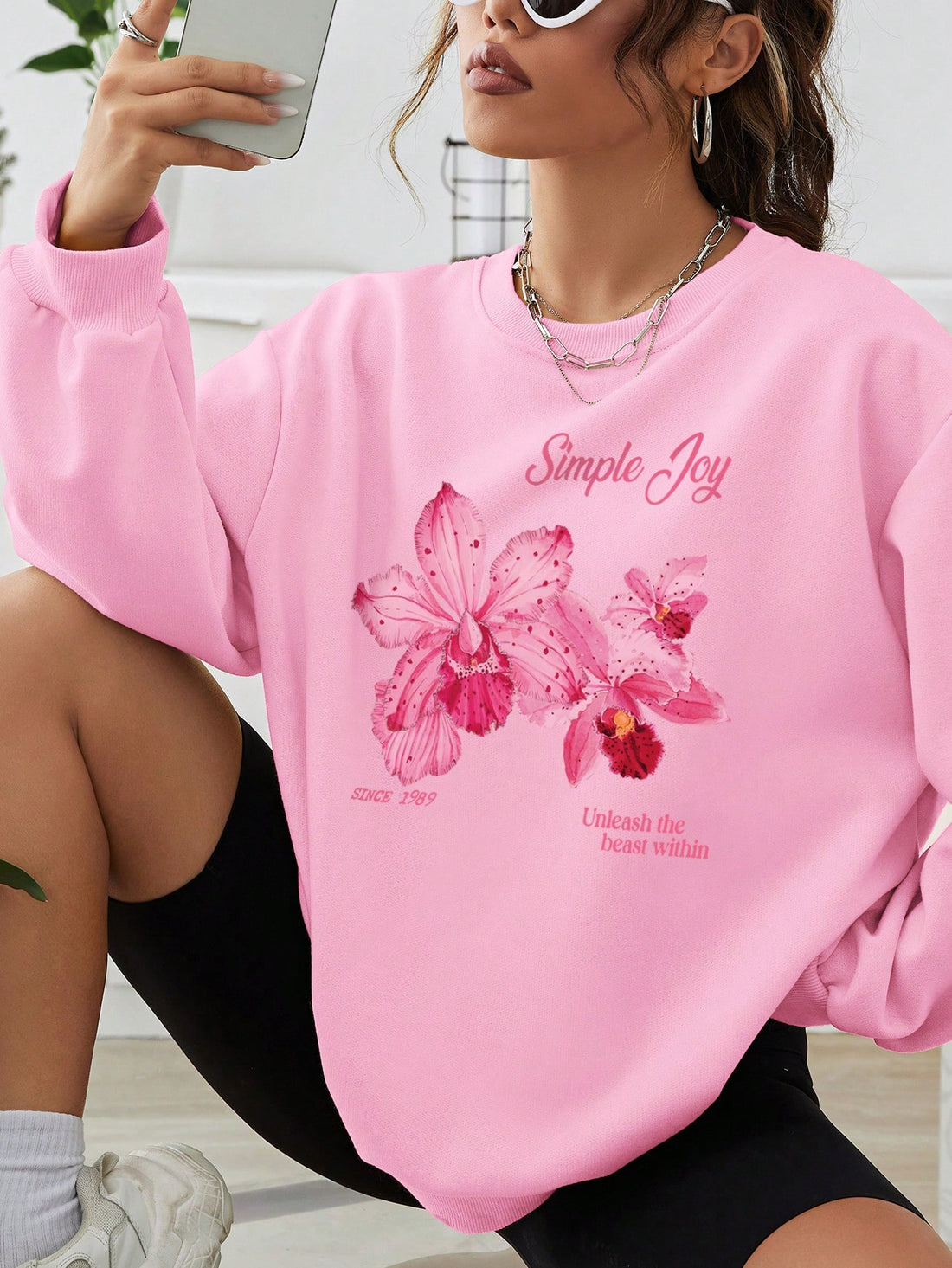 Upgrade your fall wardrobe with our Chic Floral Print Loose-Fit Sweatshirt. The effortless design boasts a stylish floral print that adds a touch of elegance to any outfit. Stay comfortable and stylish all season long with this must-have piece.