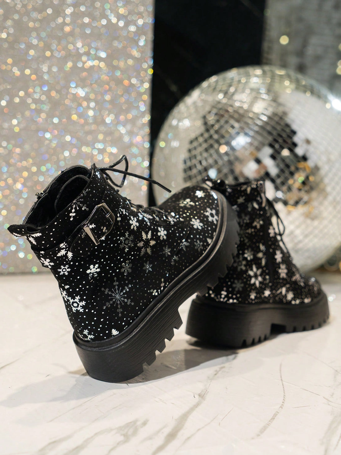 These Teen Trendsetter boots are perfect for fall and winter fashion. Featuring a stylish belt buckle design, they add a touch of trendiness to any outfit. With these boots, you'll stay warm and stylish all season long.