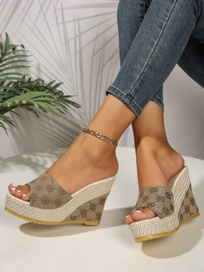 Summer Chic: Mature Fashionable Wedge Heel Slippers for Casual Style