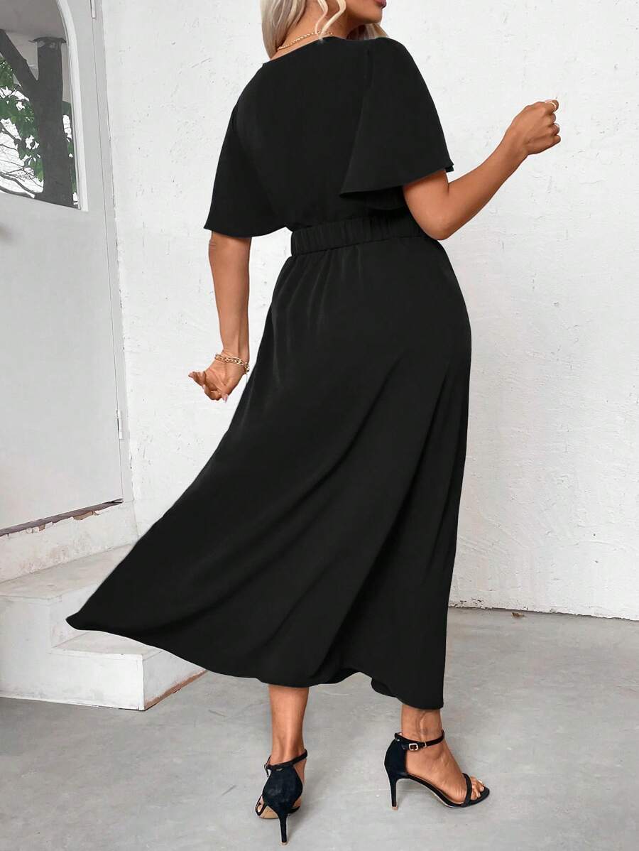 This elegant plus size maxi dress features a flattering V-neckline and flowing batwing sleeves, creating a graceful silhouette. The adjustable waist tie enhances shape and comfort, making it ideal for casual yet chic occasions. Crafted for both style and ease, this dress offers a versatile addition to your wardrobe.