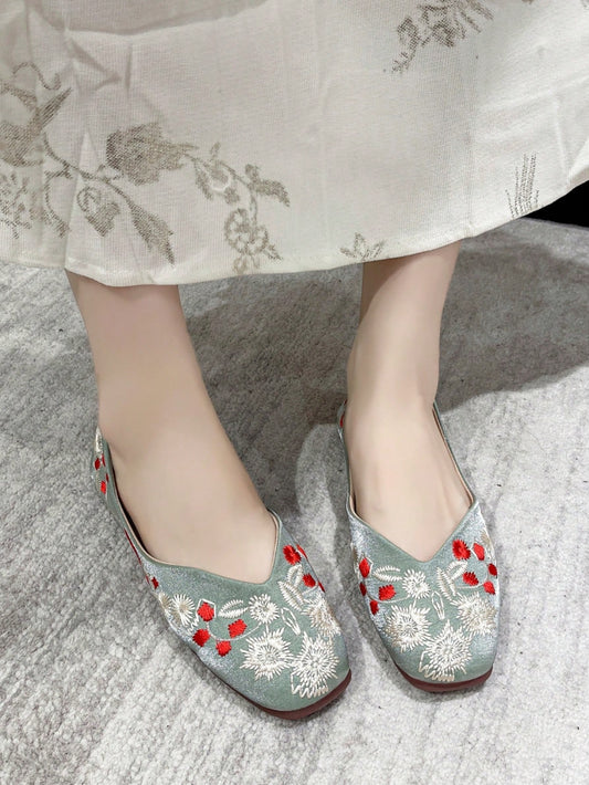 Green Garden Embroidered Slip-On Flats: Retro Pumps for Comfort and Style