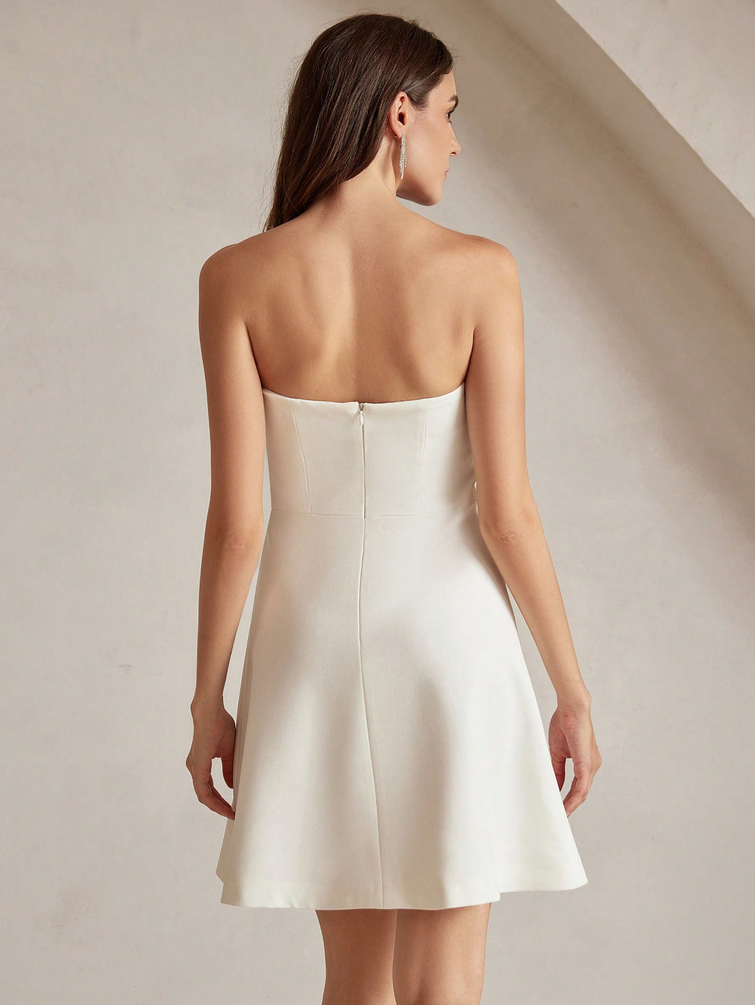 Get ready to wow in our Elegant Pearl-Decor Open Shoulder Dress for Spring/Summer 2024! This gorgeous dress features an elegant open shoulder design and stunning pearl decorations. Perfect for any spring or summer event, this dress will have you feeling stylish, confident, and oh-so chic!