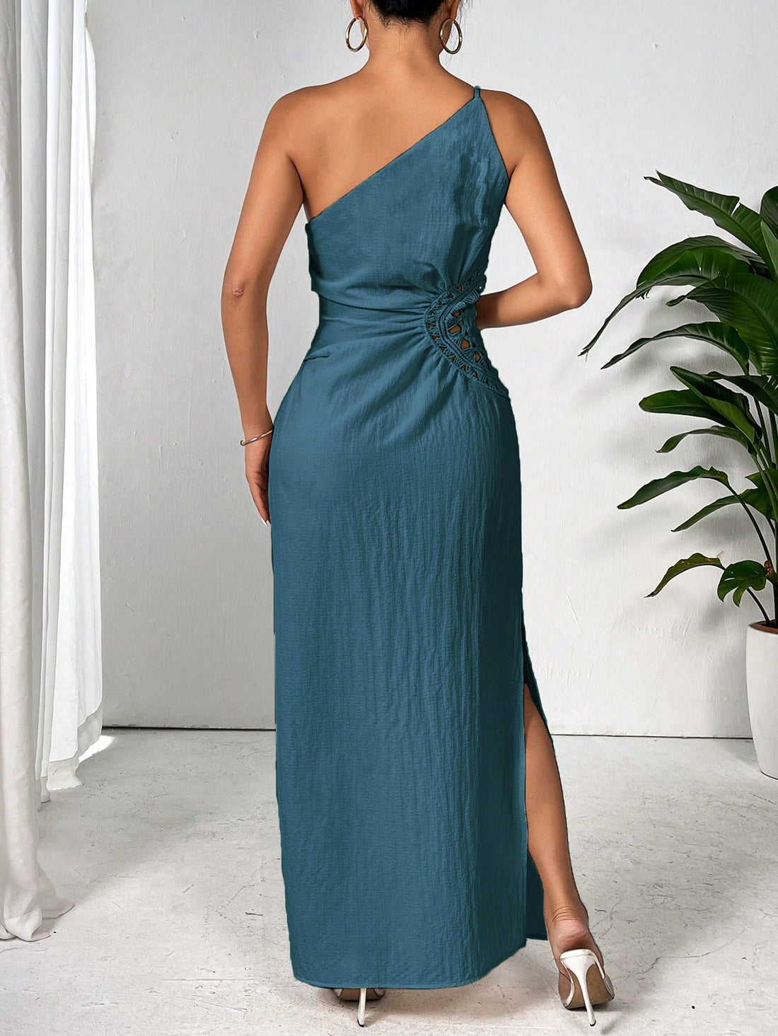 This elegant maxi dress features a unique pleated design and an oblique shoulder, effortlessly combining chic and sophistication for every occasion. Stand out from the crowd with this stylish and versatile piece.