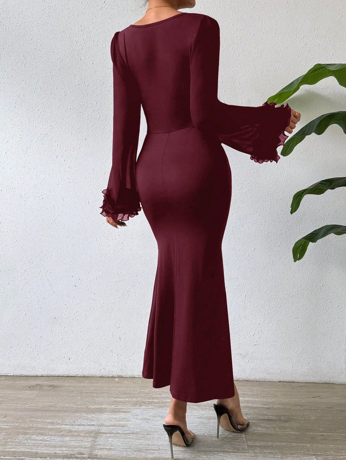 Make a splash at formal parties with this Elegant Mermaid Hem Long Sleeve Dress. The flounce adds a touch of playfulness to this sophisticated piece. Be the envy of the event in this stunning dress!
