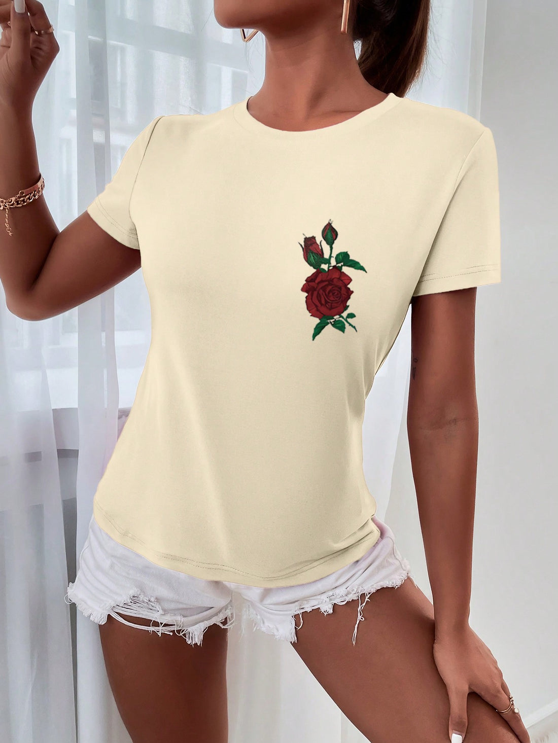 This women's t-shirt combines chic style and casual comfort with its rose letter print and short sleeve design. Perfect for a casual day out or to elevate your everyday look. Made for comfort and style with a touch of femininity.