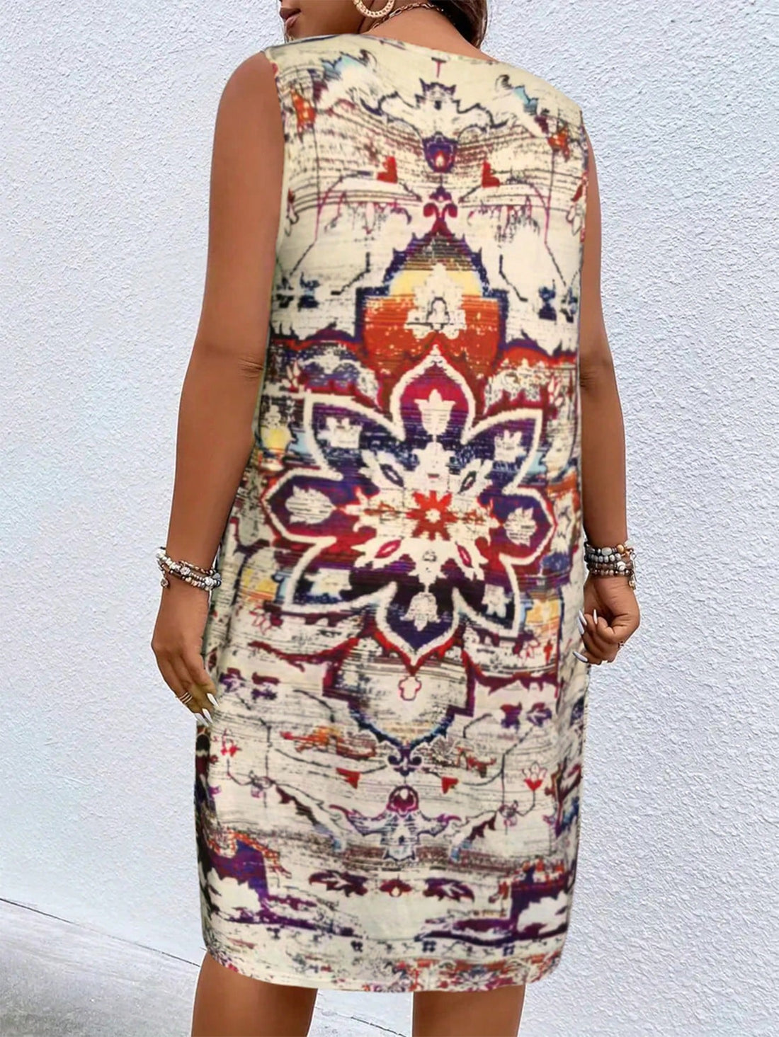 Get the effortlessly stylish look with our Chic Plus-Size Retro Floral Sleeveless Casual Dress. Perfect for any occasion, this dress features a retro floral design and sleeveless cut for a touch of chicness. Stay comfortable and fashionable all day long.