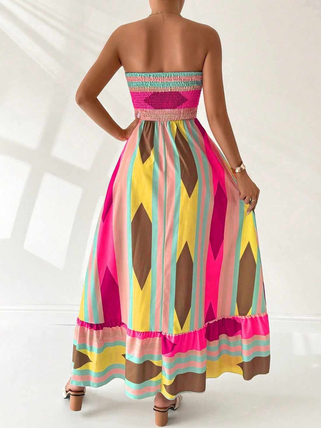 Effortlessly elegance for your New Year's celebrations! This sleeveless maxi sundress features a unique print that will make you stand out in the crowd. With its airy design and comfortable fit, you're sure to make a stylish entrance into the new year. Don't miss out on this must-have dress!