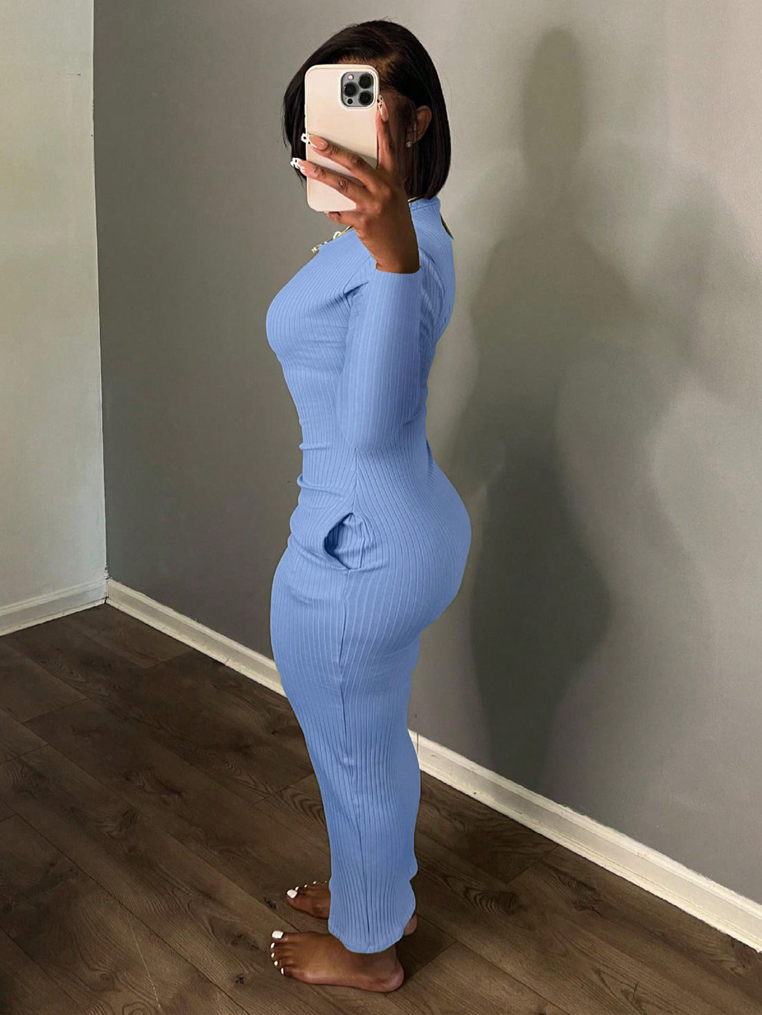 Stay stylish all season with our Chic & Versatile Ribbed Slim Fit Dress! This dress not only flatters your figure, but also features convenient pockets for your daily essentials. Whether you're enjoying spring blooms or summer sun, this dress is perfect for any occasion. Get ready to turn heads!