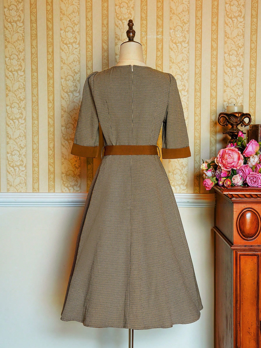This Vintamour Retro Elegant Midi Dress features a chic contrast color lapel design, making it the perfect choice for any season. Its retro style adds a touch of elegance, while its midi length offers versatility. Upgrade your wardrobe with this must-have piece for a timeless look.