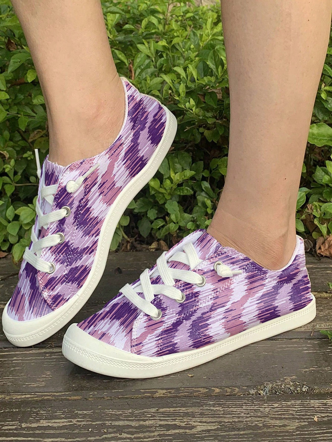 These Women's Floral Print Casual Sneakers combine style and comfort with a lightweight sole, perfect for all-day wear. The low top design and floral print add a trendy touch to any outfit. Enjoy an elevated level of comfort with these stylish sneakers.