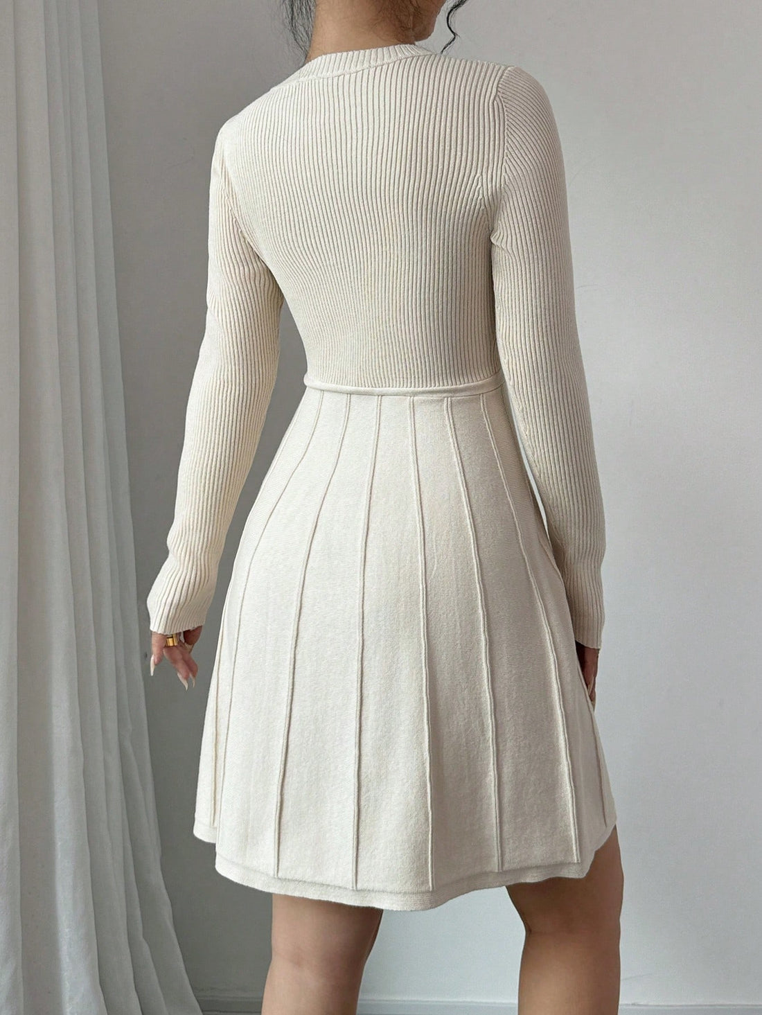This solid color bodycon sweater dress is designed for effortless everyday elegance. Its flared hem adds a subtle touch of femininity, while the bodycon fit flatters your curves. Perfect for any occasion, this dress will make you feel confident and stylish.