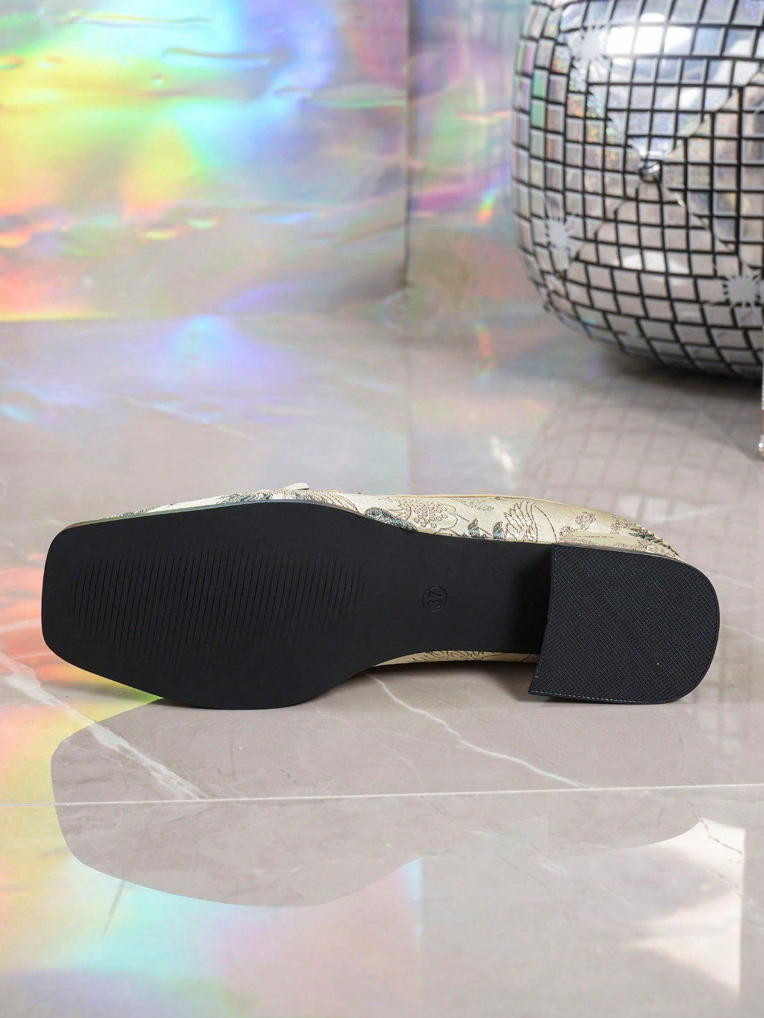 Control your style and comfort with Classic Comfort: Women's Retro British Style Loafers. These versatile shoes are designed for all seasons, providing durable support and classic British style. Whether you're strolling through the park or heading to the office, these loafers offer timeless fashion and reliable comfort.