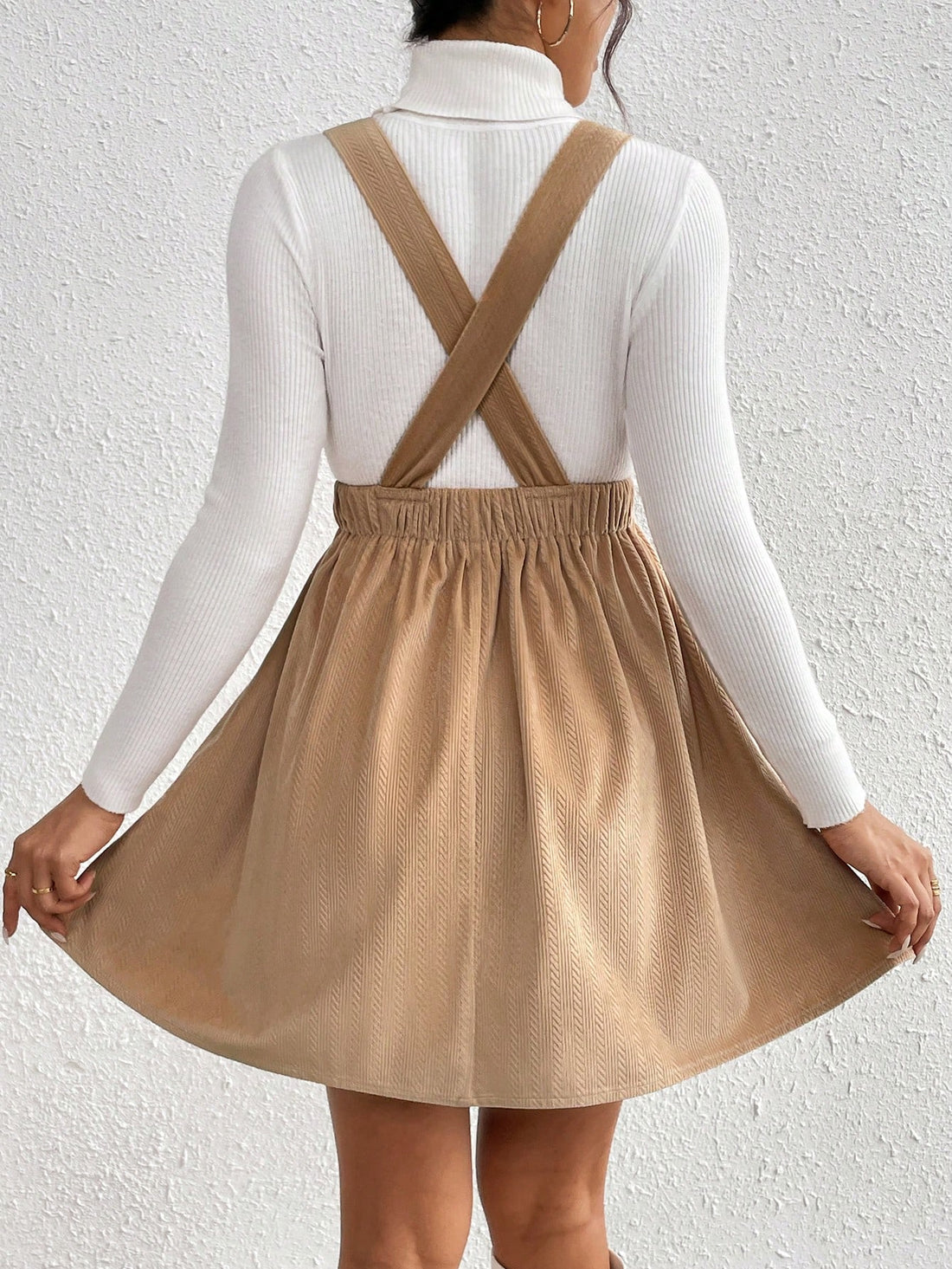 Elevate your summer style with our effortless chic loose strap dress for women. Made with a solid color design, this dress is perfect for any occasion. Its loose fit and adjustable straps provide comfort while still giving off a trendy and fashionable look. Experience effortless summer style today.