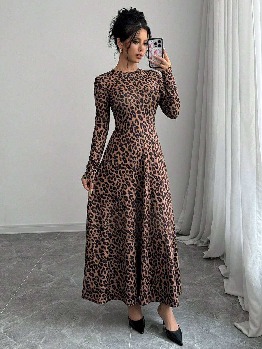 Experience the breathtaking fusion of wild safari heritage and sharp, modern architectural tailoring. This stunning leopard-print ensemble is meticulously designed for the woman who values a high-fashion, "quiet luxury" approach to daily dressing—the ultimate centerpiece for prestigious urban outings, exclusive brunch dates, and high-authority autumn social gatherings.