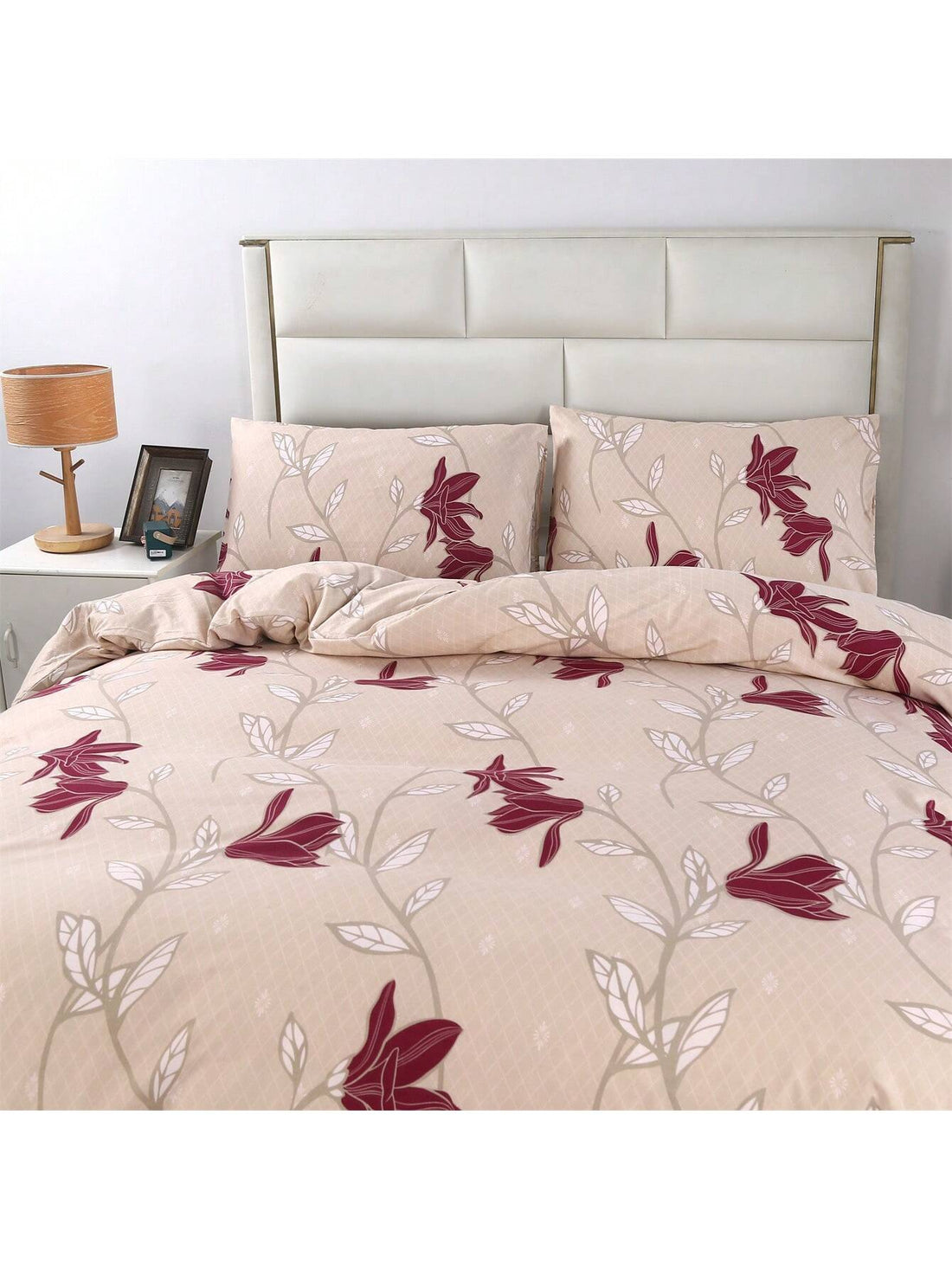 Indulge in the ultimate comfort and luxury with our Geometric Floral Flannel Duvet Cover Set. Made from high-quality flannel material, this set is both soft and durable, perfect for both home and hotel use. Its intricate geometric floral design adds a touch of elegance to any bedroom. Experience the cozy warmth and style with our duvet cover set.