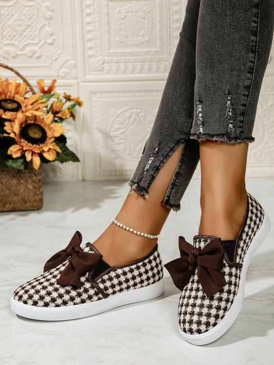 Colorblock Bow Tie Fleece-Lined Sneakers: Stay Stylish and Cozy Outdoors