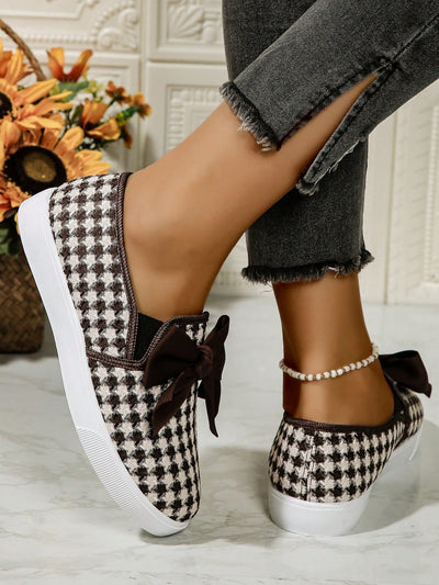 Colorblock Bow Tie Fleece-Lined Sneakers: Stay Stylish and Cozy Outdoors