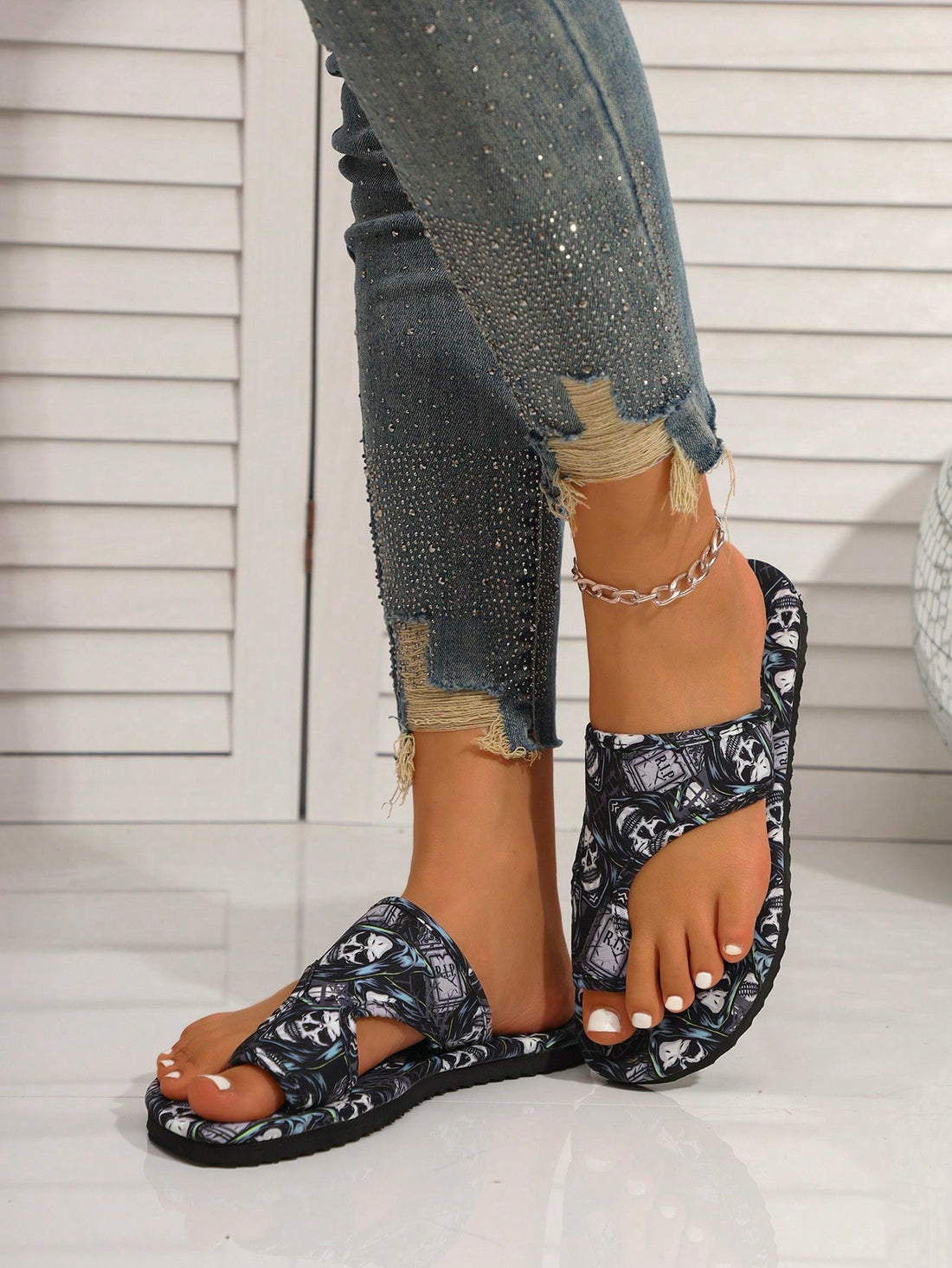 Elevate your style with our Roman Holiday Style Plus Size European and American Fashion Sandals for Women. With their iconic design and comfortable fit, you can enjoy both fashion and functionality. These sandals are perfect for any occasion, making you stand out with confidence. Give your feet the luxury they deserve with these stylish and trendy sandals.