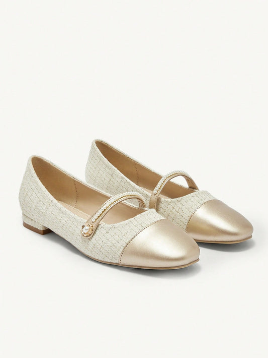 Elegance Meets Comfort: Pearl-Decorated Flat Shoes for Women