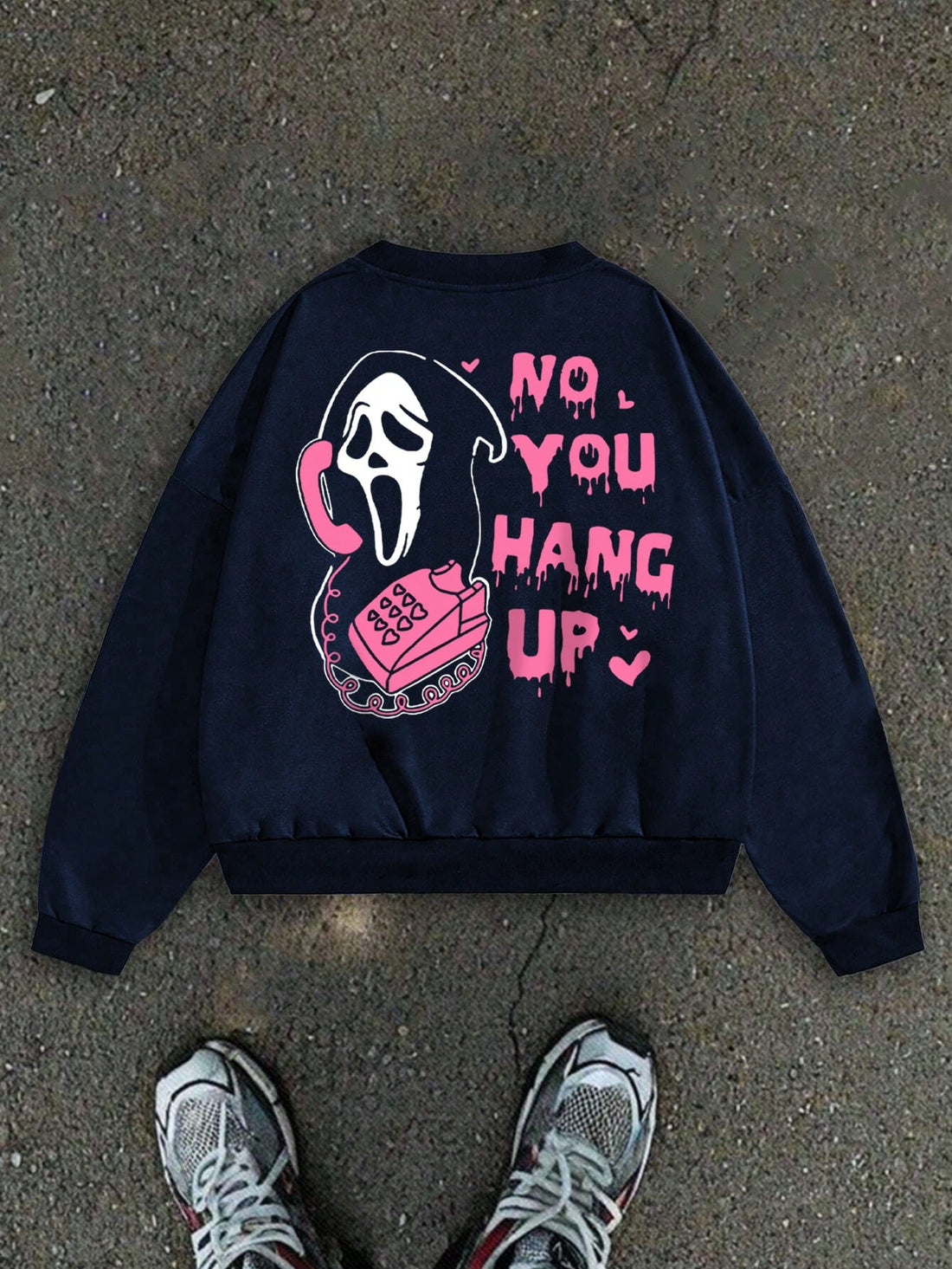 This drop shoulder sweatshirt for men features a bold skull letter print, adding an edgy touch to any outfit. Made with high-quality materials, it offers both durability and comfort. Perfect for those looking to express their unique style and make a statement. Upgrade your wardrobe with this must-have piece.