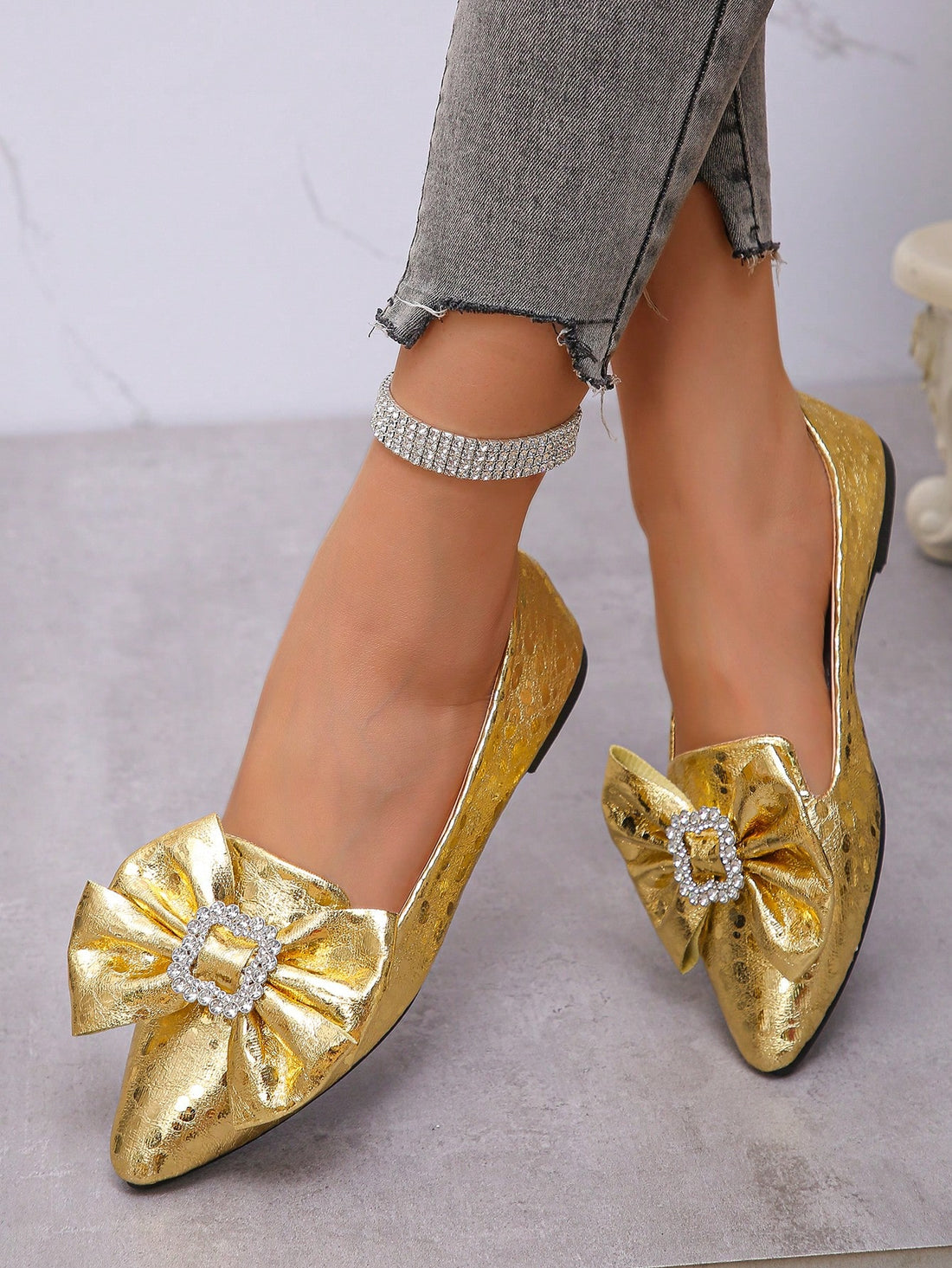 Elevate your style with our Glamorous Rhinestone Bow Knot Flats, perfect for any party or formal event. Sparkling rhinestones and a charming bow knot design will turn heads, while the comfortable flats provide all-day wear. Make a statement and shine like a star with these stylish and versatile shoes.