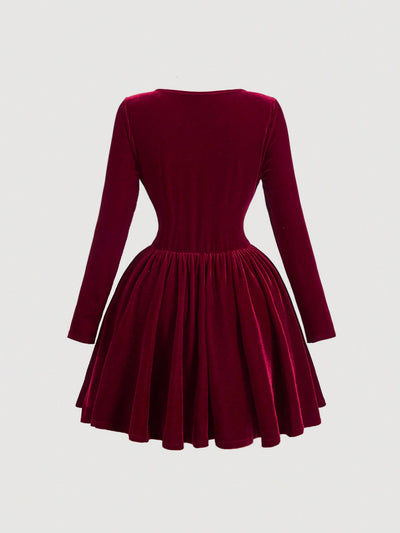 Chic Red Velvet Turtleneck Dress: Versatile Waist-Cinched Autumn Essential