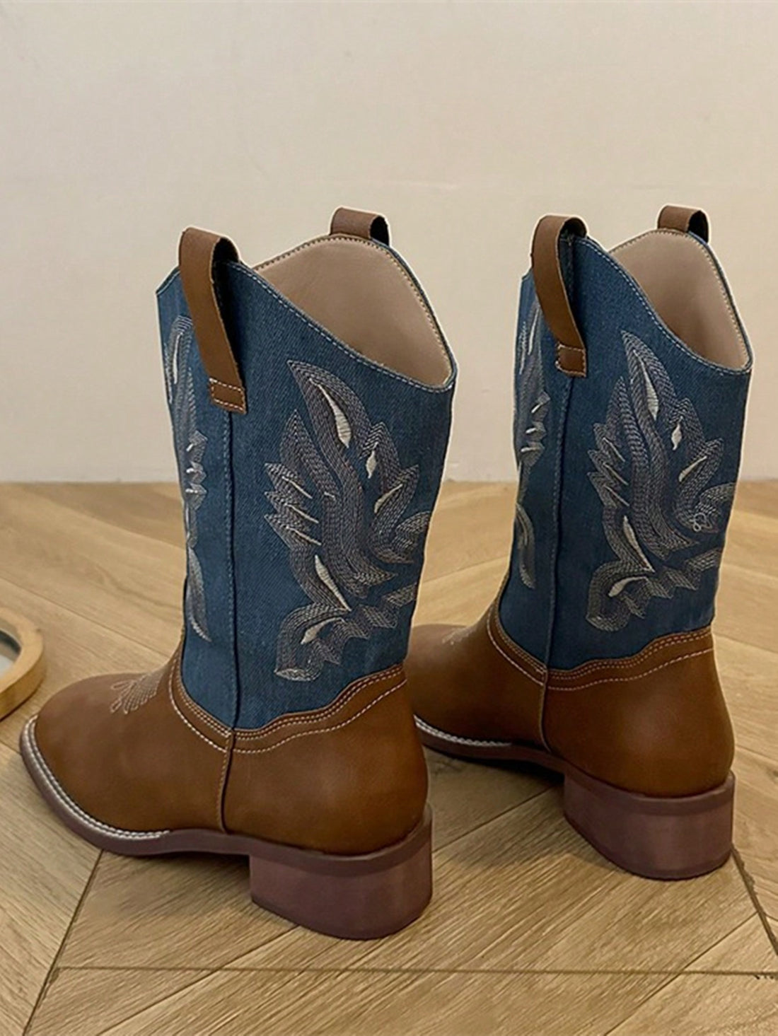 Upgrade your autumn and winter style with our Chic Embroidered White Western Boots for Women. These boots feature elegant embroidery and a sleek white color, making them a versatile addition to any outfit. Stay stylish and comfortable all season long with our must-have boots.