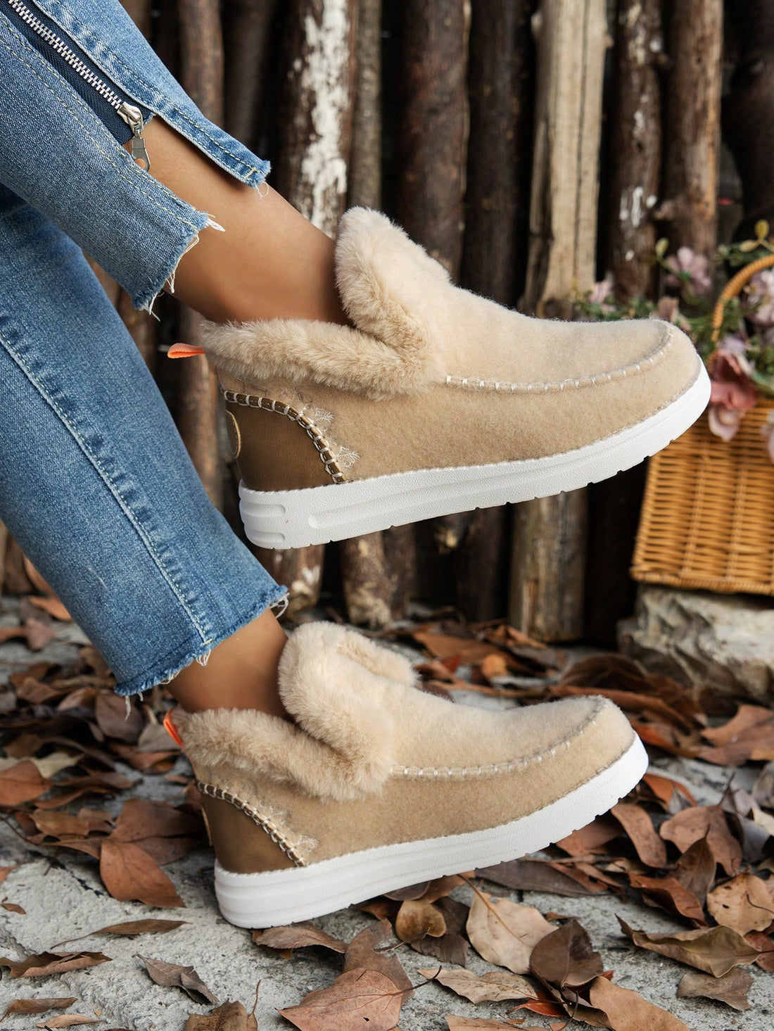 Introducing the Perfect Winter Snow Boots. Designed for everyday wear in the cold season, these boots offer optimal protection against snow, slush, and ice. With their durable construction and insulation, they are ideal for keeping your feet warm and comfortable all day long. Stay stylish and cozy this autumn and winter with our perfect snow boots.