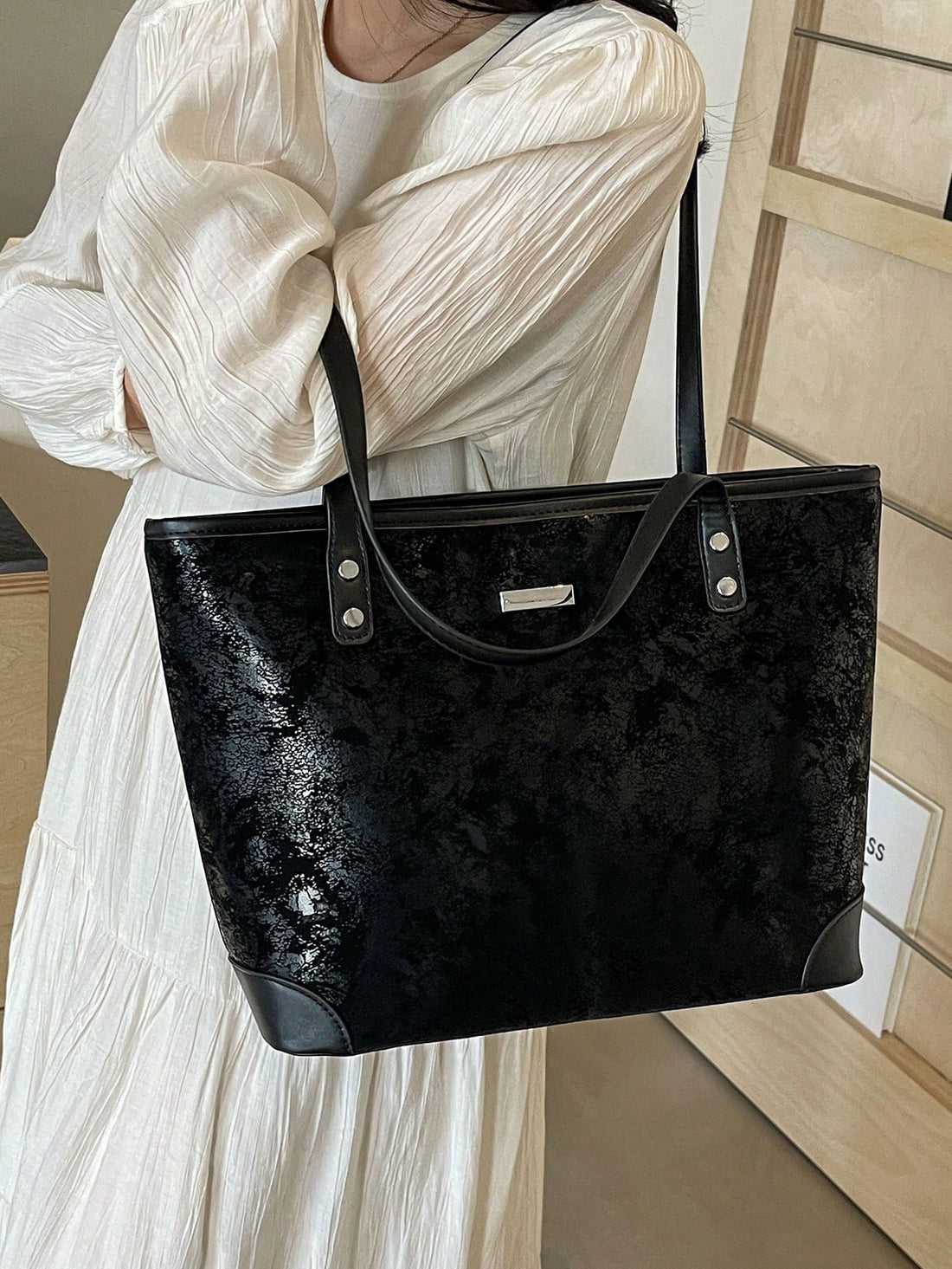 This expertly crafted Vintage Ombre Leather Tote Bag is the ultimate large size handbag for the modern woman. Made from premium leather, it offers a timeless style and durability. With its spacious design and elegant ombre effect, it's the perfect combination of fashion and function. Experience luxury and convenience with this exquisite tote bag.