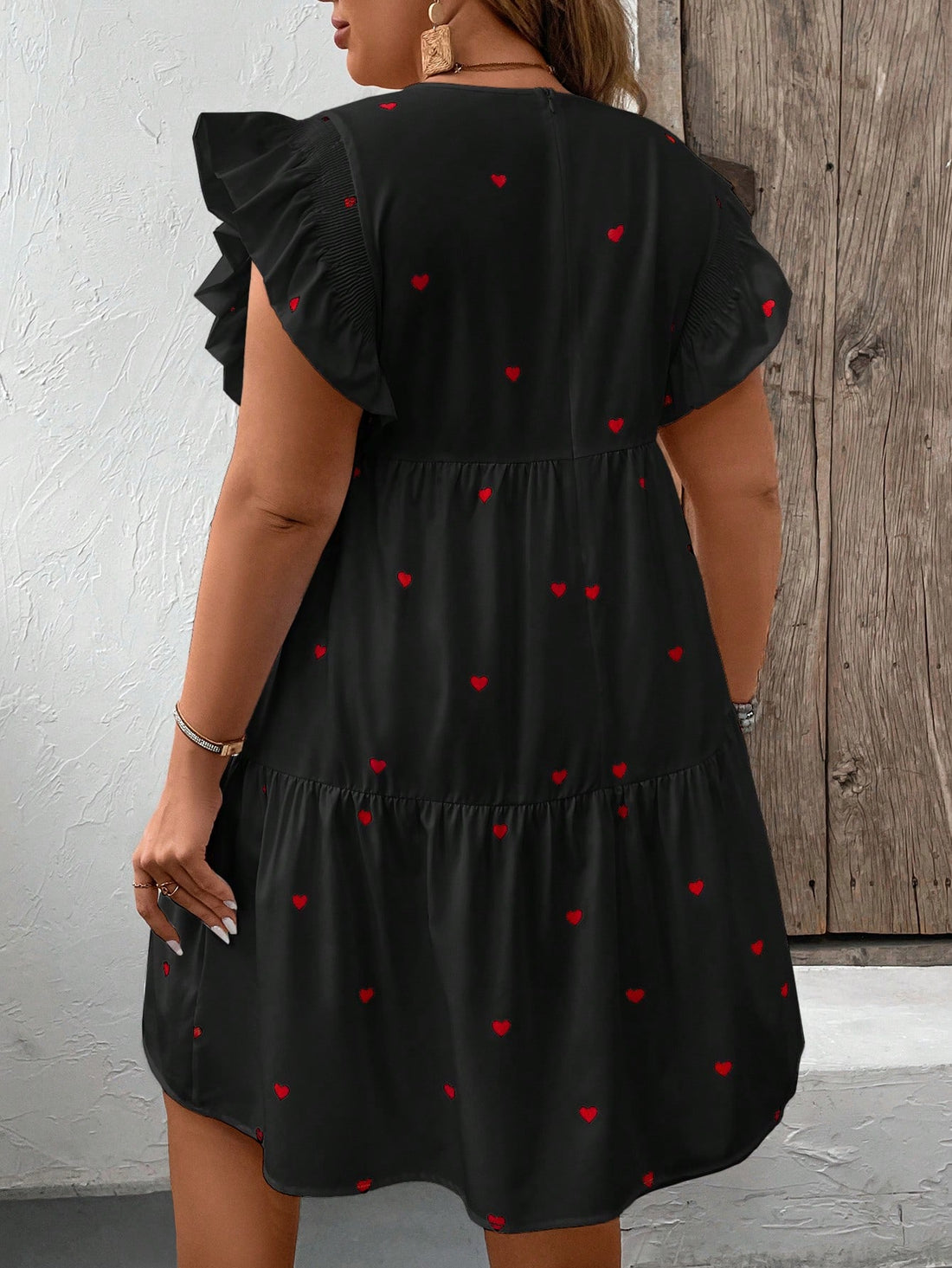 Turn heads this summer with our Chic & Comfy Plus Size Heart Print Cap Sleeve Dress! This dress combines style and comfort to create the perfect summer look. The cap sleeves add a flirty touch to the heart print design, making it a must-have for any fashion-forward wardrobe. Stay on trend and feel confident in this playful and comfortable dress.