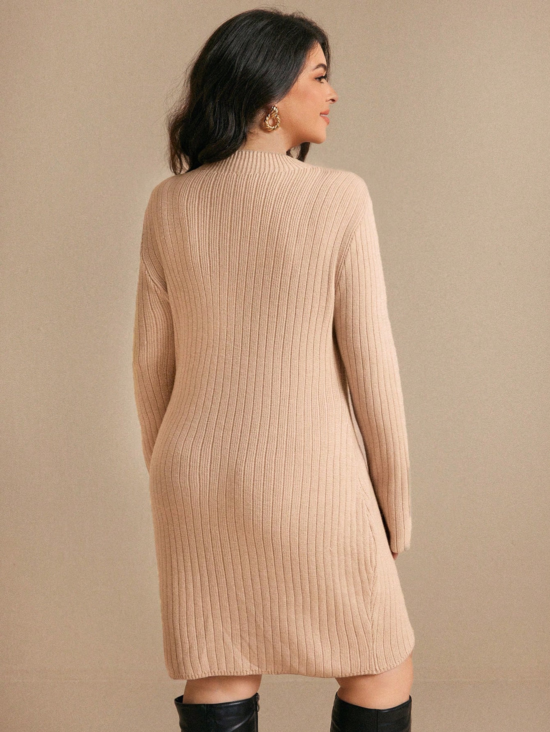 Cozy up in style with this Plus Size Minimalist Casual Sweater Dress! Featuring a comfy round neck and long sleeves, it’s perfect for lounging or stepping out with effortless charm. Its simple design flatters every curve while keeping you warm and comfy all day long. Ready to become your new go-to?