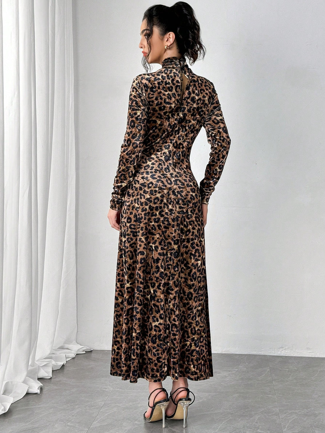 Unleash your wild side with this leopard print maxi dress. The perfect outfit for fall, this dress exudes effortless elegance. Stand out from the crowd with this stylish and playful dress.