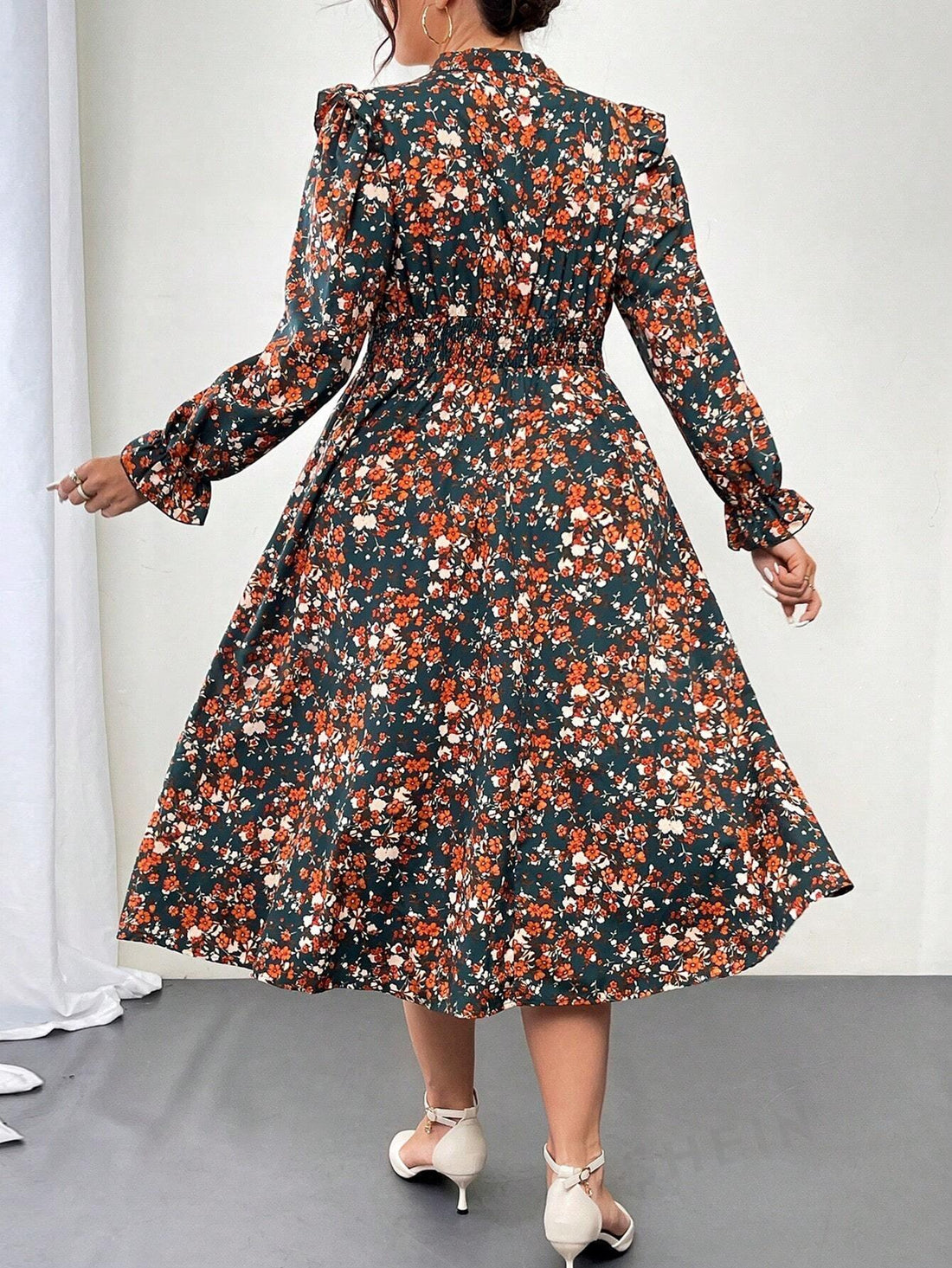 This Chic & Cozy dress is the perfect addition to your fall wardrobe! The plus size fit and ditsy floral pattern are both flattering and stylish. The tie-neck detail adds a touch of elegance, while the long sleeves make it ideal for cooler weather. Stay chic and comfy with this must-have dress.