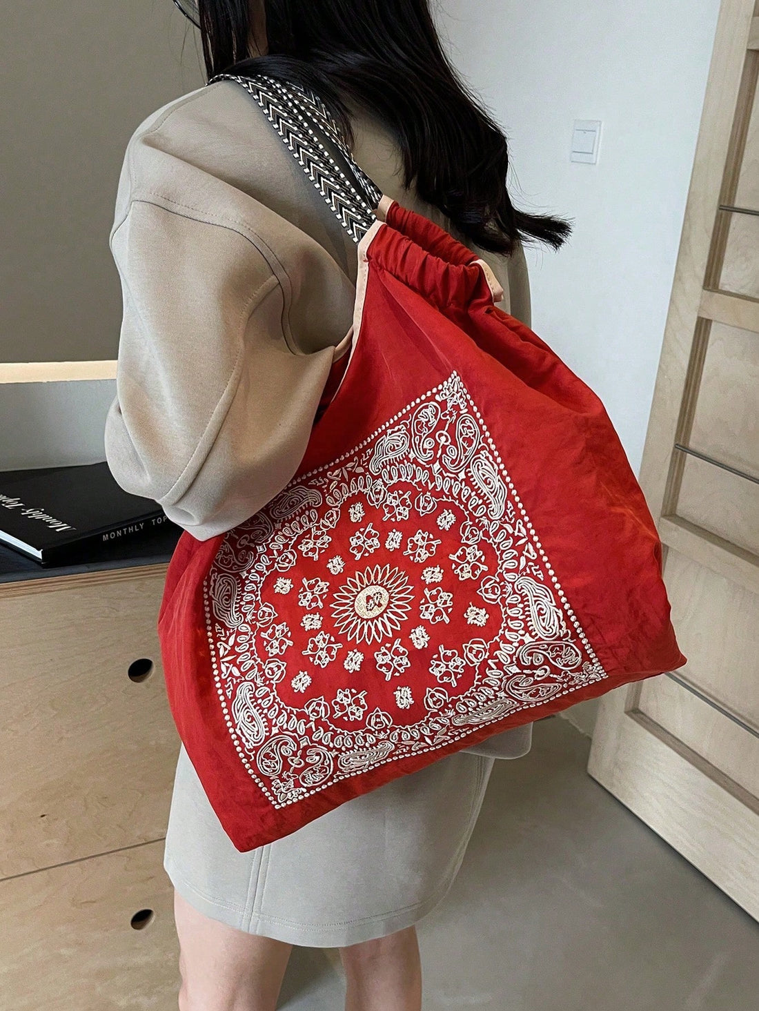 Introducing the New Fashion Ladies Handbag, the ultimate commuter accessory for style and convenience. With its unique niche design, this handbag combines fashion and functionality for the modern woman on the go. Stay organized and stylish with this must-have accessory.