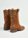 Chic Vintage-Inspired Western Boots for Trendy Fall Fashion